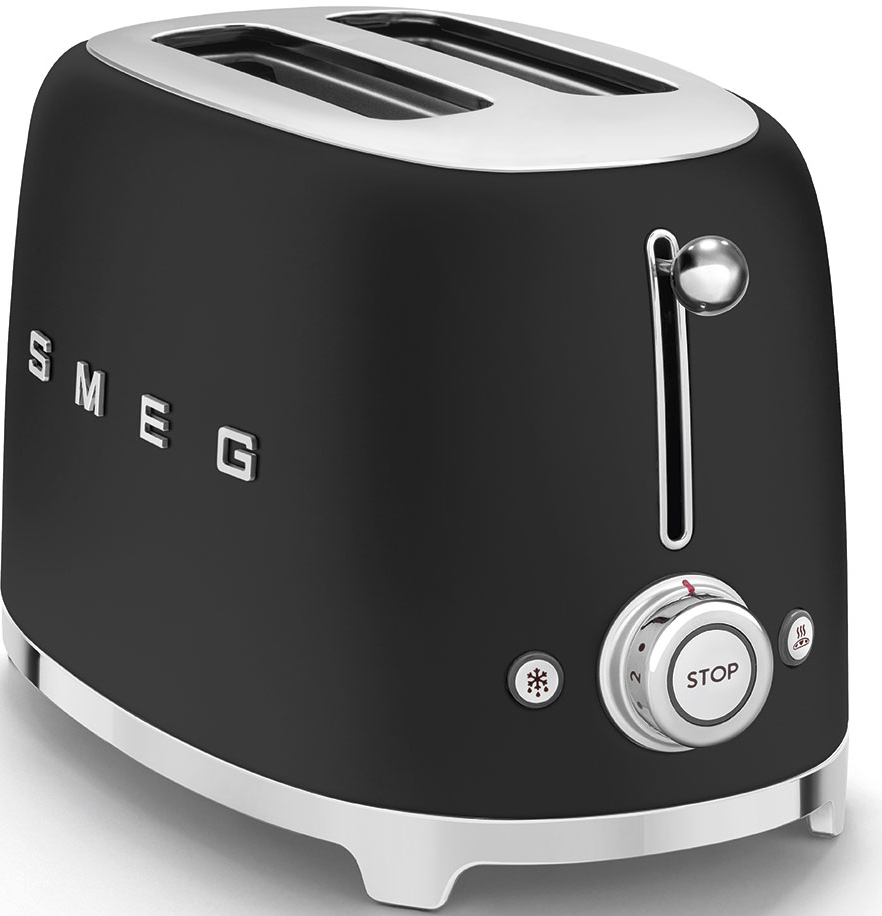 Un grille-pain SMEG noir avec des accents argentés. Il a deux fentes pour le pain et un cadran pour les réglages. Il y a un bouton d'arrêt.