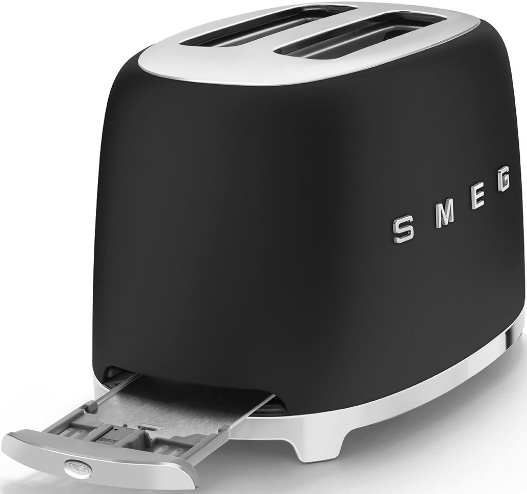Un grille-pain Smeg noir avec le dessus et le bas argentés. Le ramasse-miettes est sorti. Le mot SMEG est sur le côté.