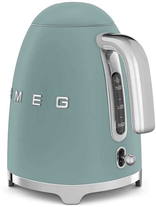 Ein türkisfarbener Smeg-Wasserkocher mit silbernem Griff und Boden. Er hat eine Wasserstandsanzeige und einen Netzschalter.