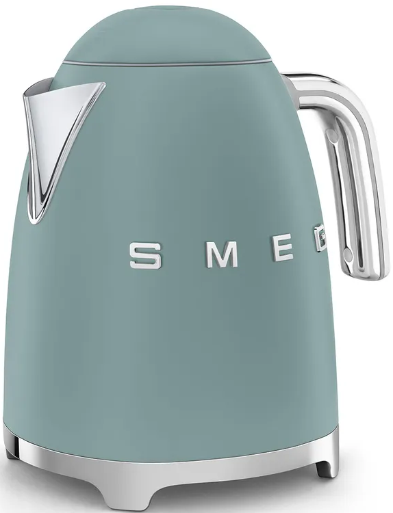 Ein teal Smeg Wasserkocher mit silbernem Griff und Ausguss, der Markenname steht vorne.