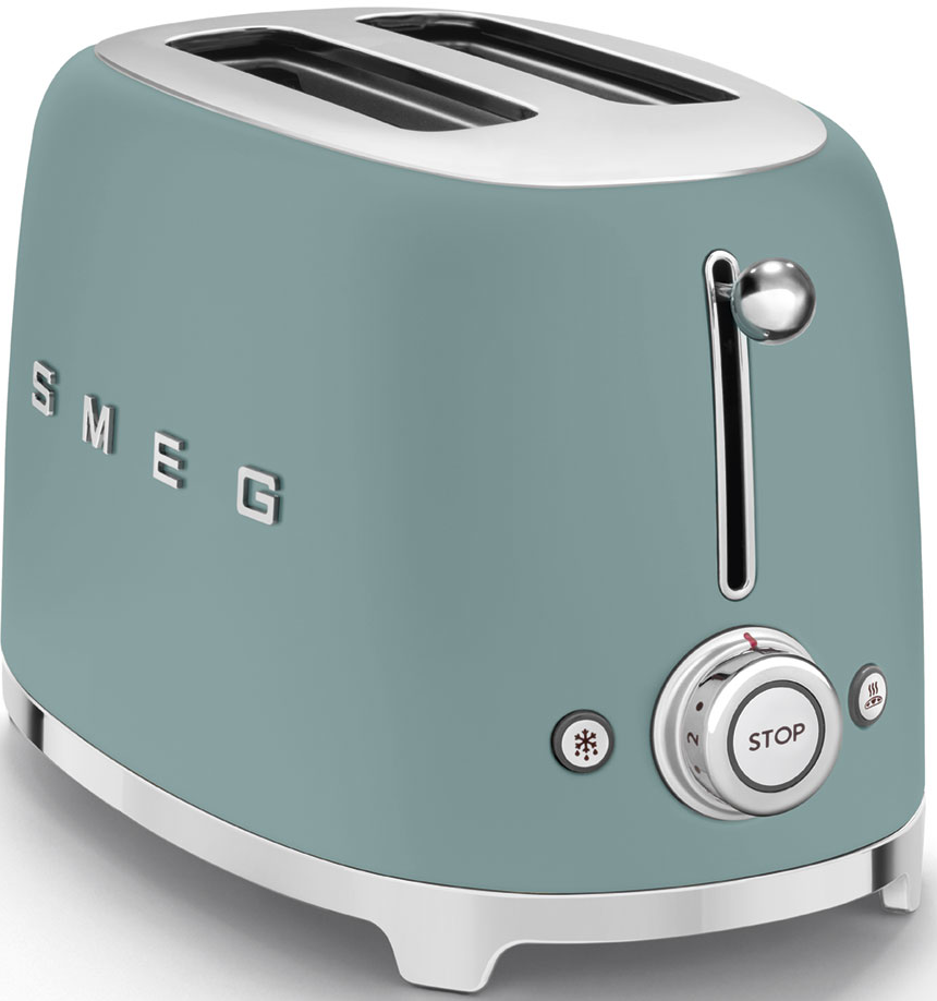 Un grille-pain Smeg turquoise avec des détails chromés. Il a un levier, un cadran avec 'STOP' et un bouton de décongélation.