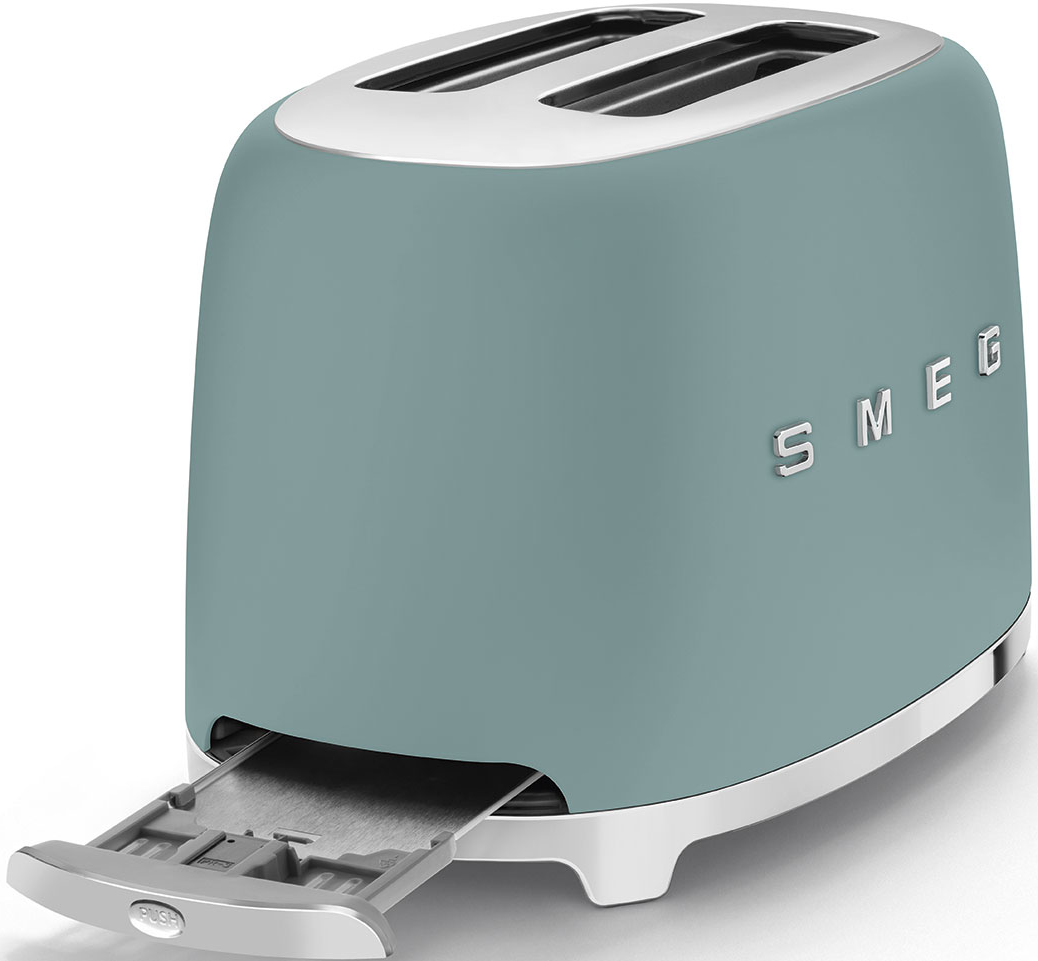 Un grille-pain SMEG turquoise avec un dessus chromé et un tiroir à miettes coulissant. Le mot SMEG est sur le côté en chrome.