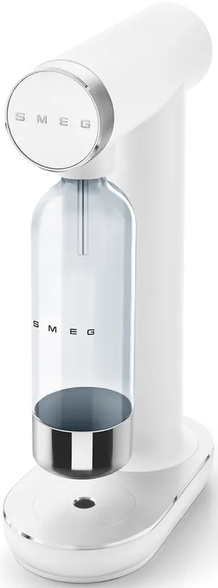 Un produttore di soda Smeg bianco con una bottiglia trasparente. Ha base e dettagli cromati. Il marchio è visibile.