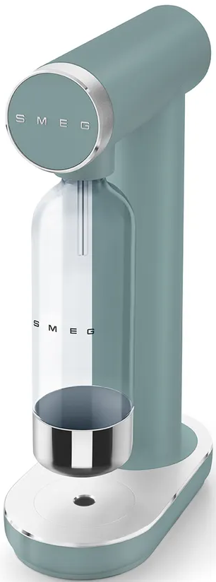 Un soda maker SMEG vert d'eau. Il a une bouteille transparente et une tasse chromée. La base est blanche avec une bordure argentée.