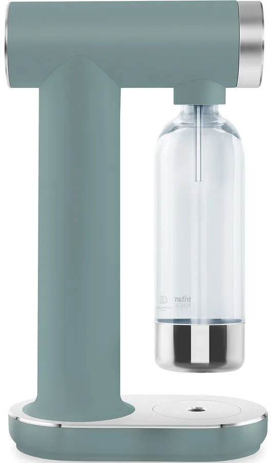 Un soda maker turquoise avec une bouteille transparente. La base et les accents sont argentés. La bouteille est remplie de liquide clair.