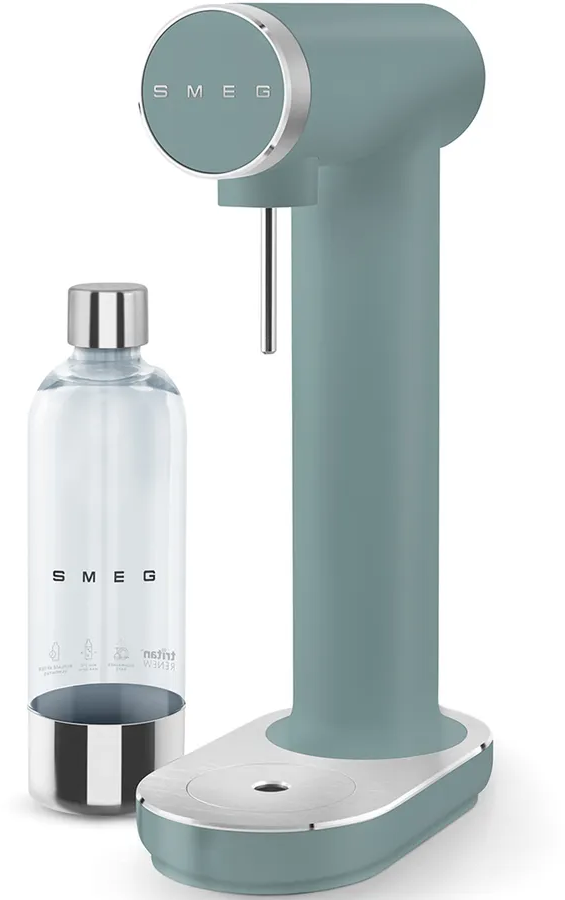Un soda SMEG turquoise avec une bouteille transparente. Le soda a un bec argenté. La bouteille est transparente avec un bouchon argenté.