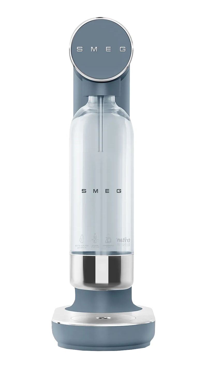 Ein Smeg-Sodamaker. Er ist blau und silber mit einer durchsichtigen Flasche. Das Smeg-Logo ist sichtbar.