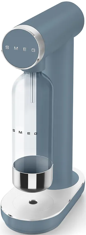 Ein Smeg Soda Maker. Er ist blau mit silberner Umrandung und einer transparenten Flasche. Das Smeg-Logo ist sichtbar.