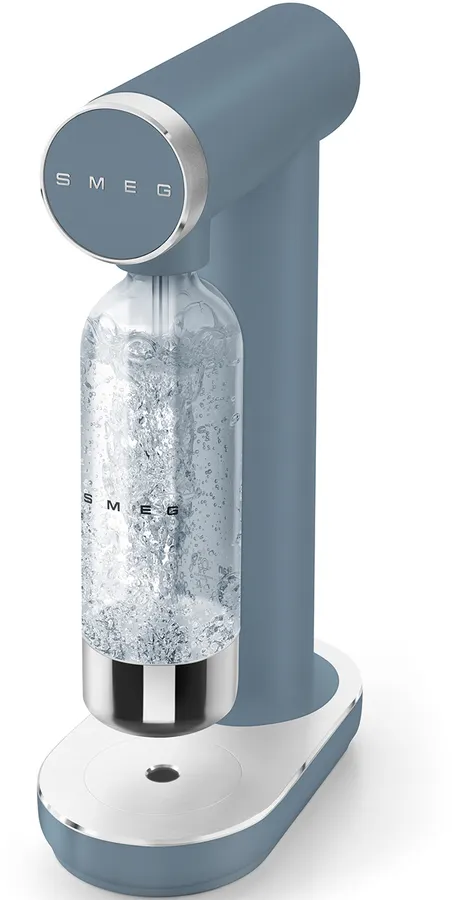 Ein blau-silberner SMEG-Sodamaker. Eine klare Flasche ist mit Wasser und Blasen gefüllt. Die Maschine hat ein modernes Design.