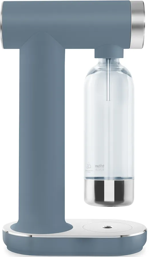 Ein blauer Soda-Maker mit einer Glasflasche. Die Maschine hat einen runden Sockel und ein schlankes Design mit silbernen Akzenten.