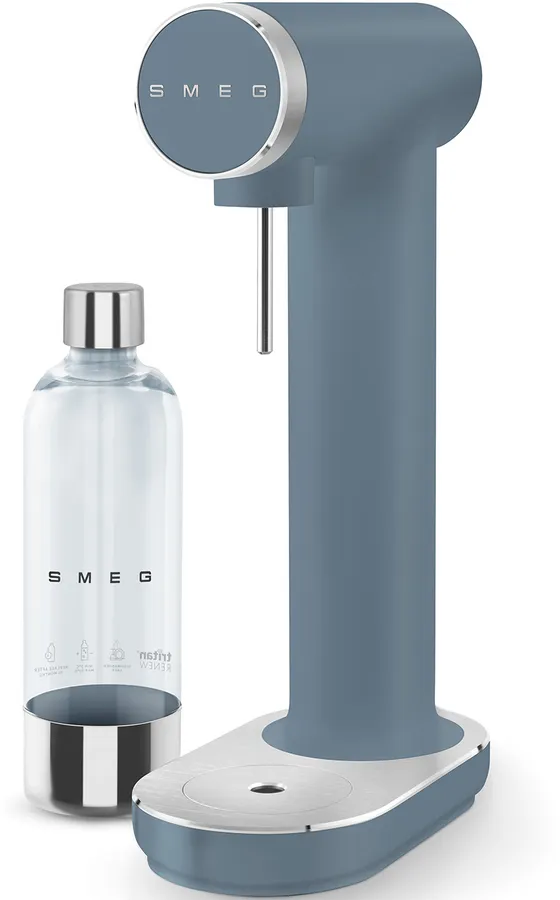 Ein blau-silberner SMEG Soda Maker mit passender Wasserflasche. Die Flasche ist transparent mit SMEG-Branding.