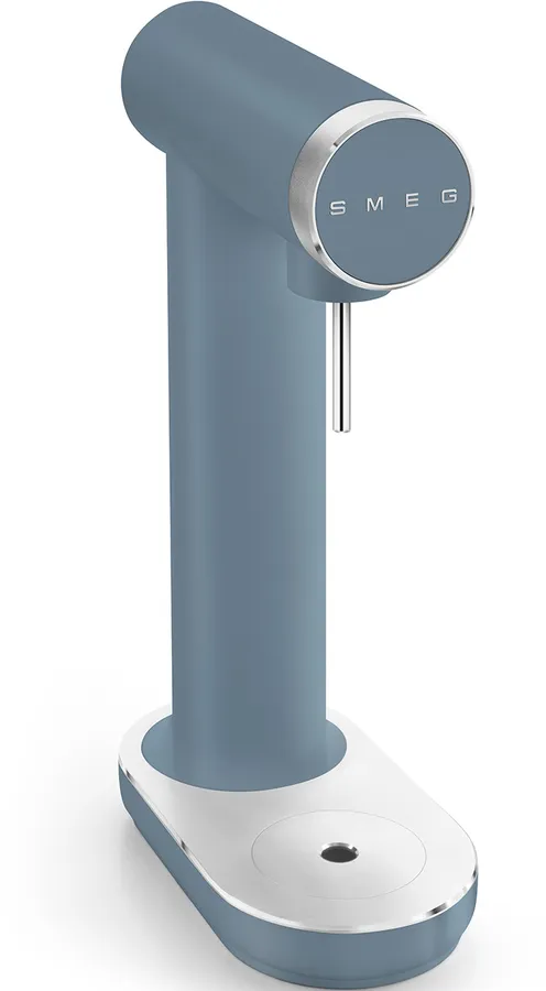 Ein blauer Smeg-Wasserspender mit silberner Umrandung und Sockel. Das Wort 'SMEG' steht oben.
