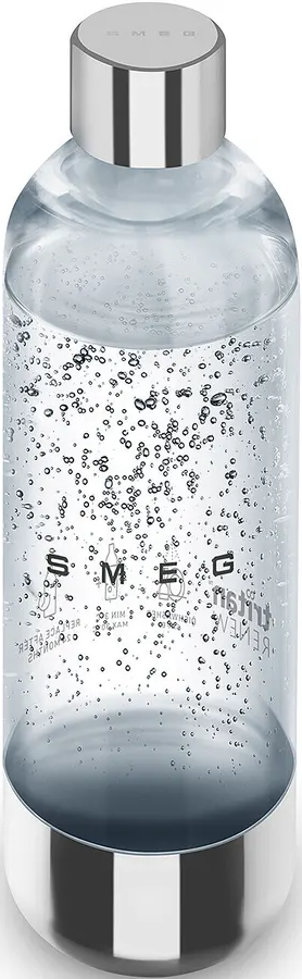 Eine klare Wasserflasche mit Blasen. Sie hat einen metallischen Deckel und Boden. Auf der Flasche steht das Wort SMEG.
