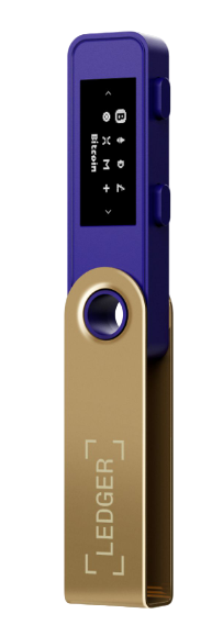 Bir Ledger donanım cüzdanı. Mor ve altın rengindedir. Küçük bir ekran Bitcoin ve diğer seçenekleri gösterir.