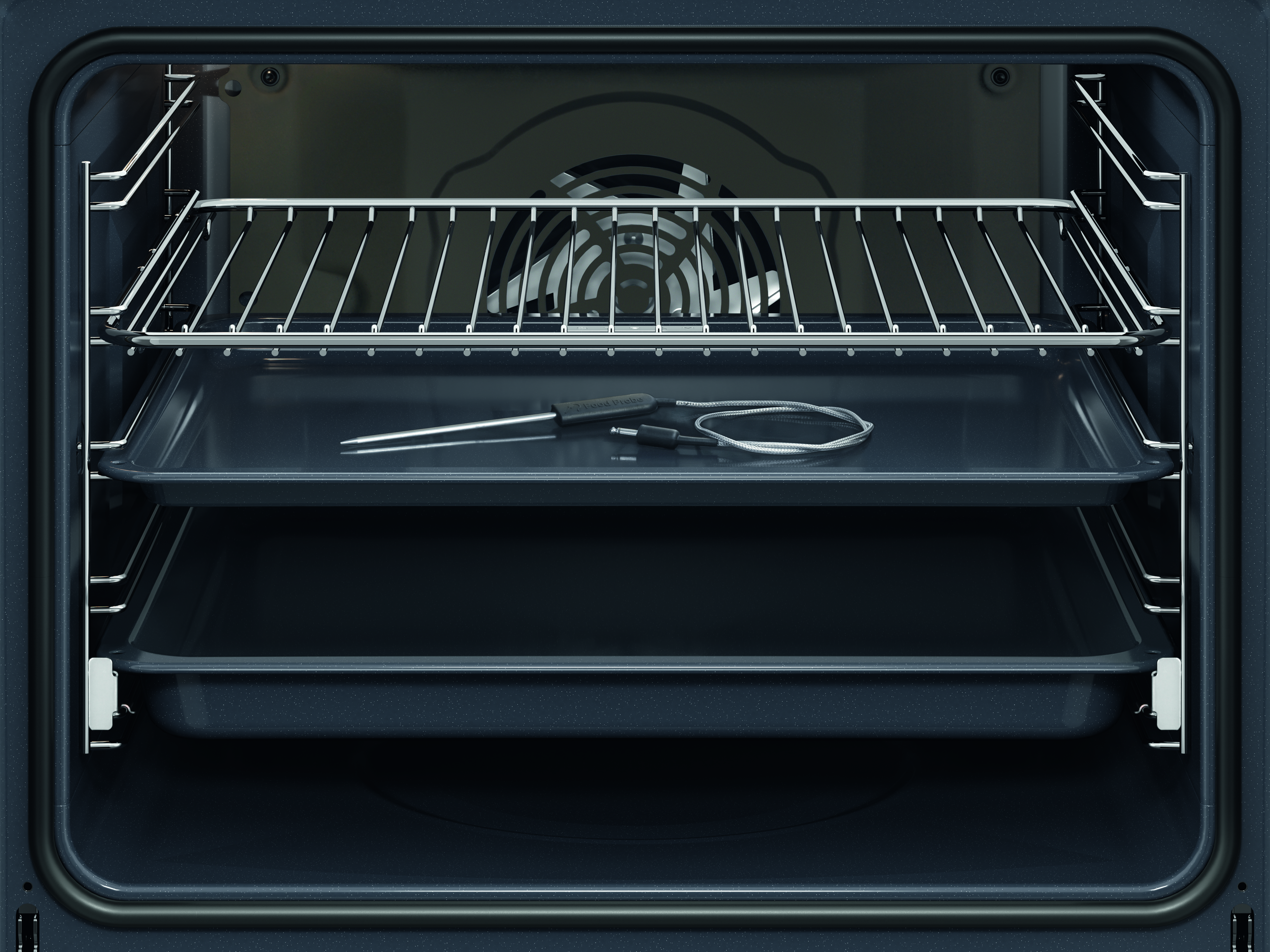 Wnętrze piekarnika, widoczne tace i ruszt. Na tacy leży sonda temperatury. Wnętrze piekarnika jest ciemne.