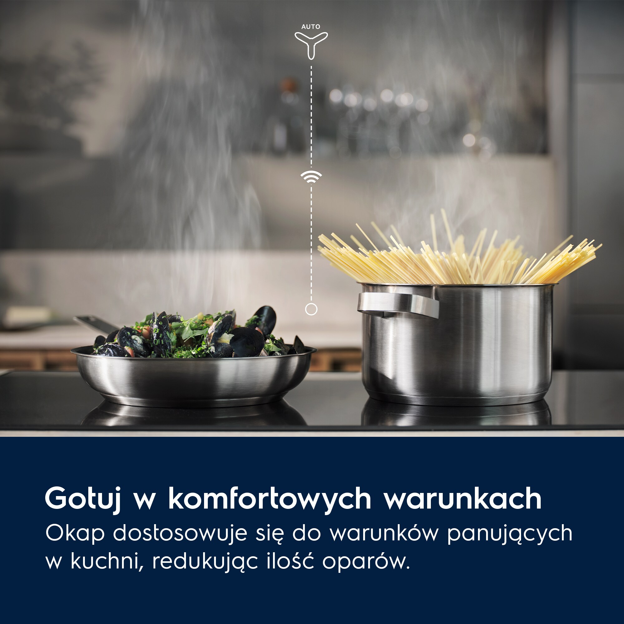 Patelnia z małżami i garnek spaghetti na kuchence, para unosi się. Tekst: Gotuj wygodnie. Okap dostosowuje się.