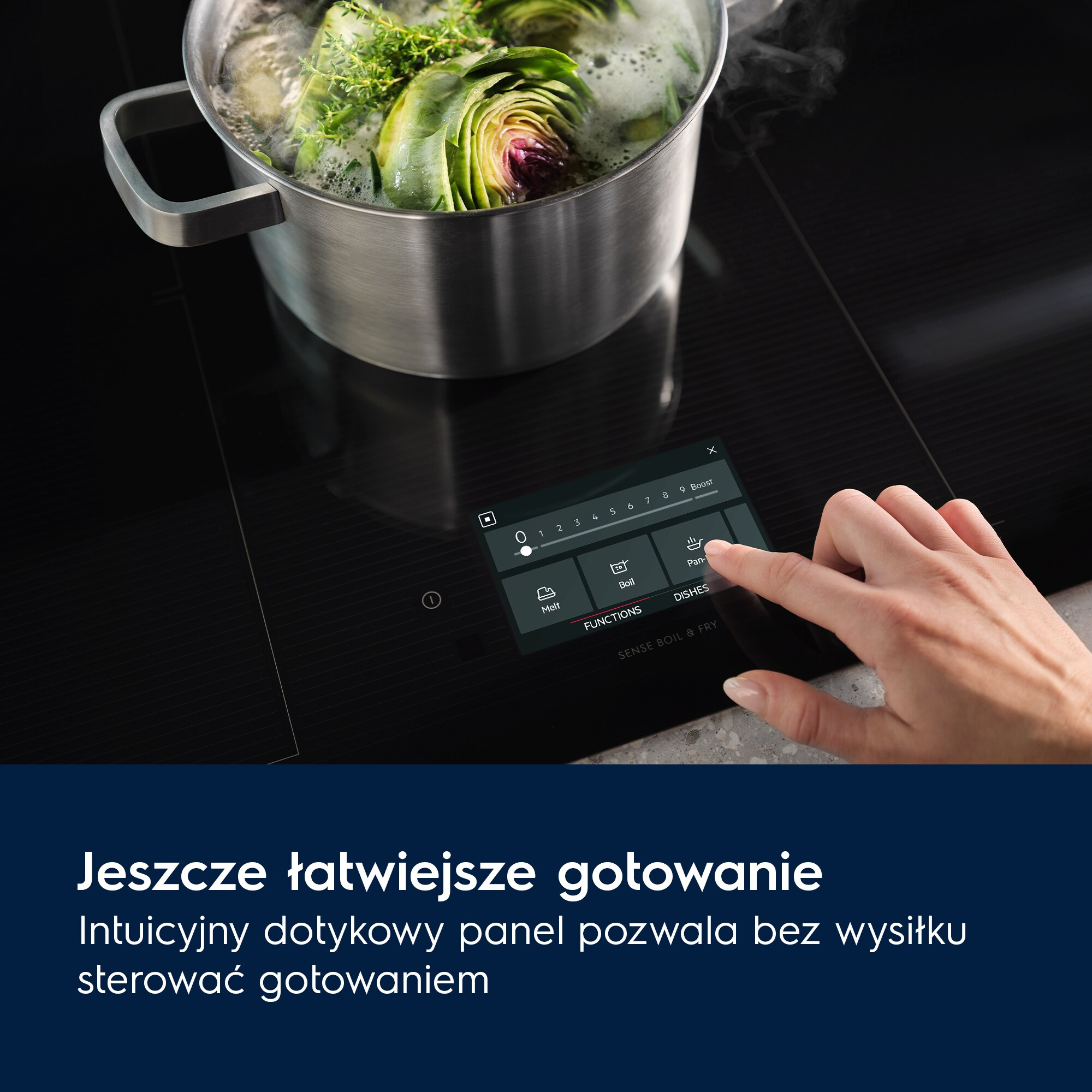 Ręka dotyka ekranu dotykowego na czarnej płycie grzejnej. Garnek z gotującym się jedzeniem stoi na kuchence.