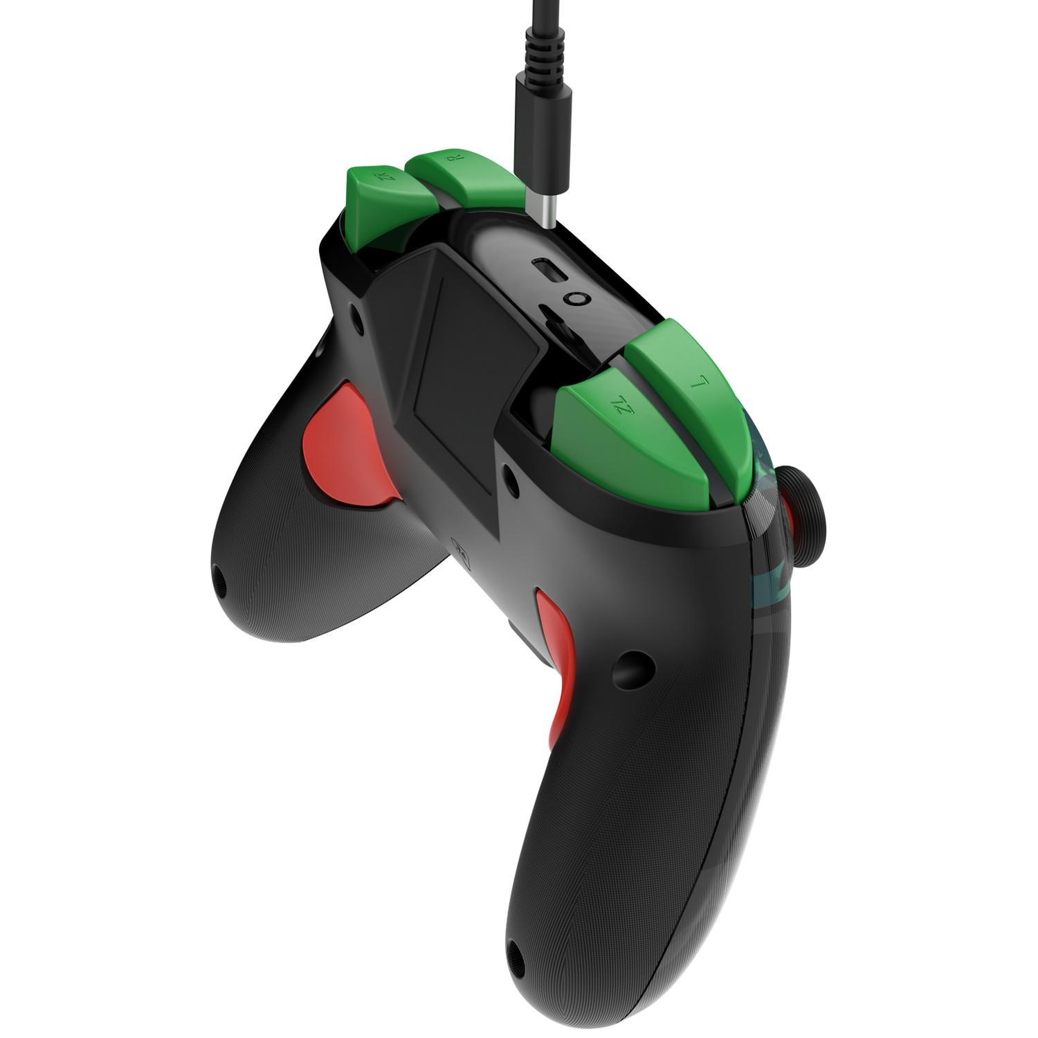 Manette de jeu noire avec boutons verts et gâchettes rouges, branchée. Surface texturée, fond blanc.