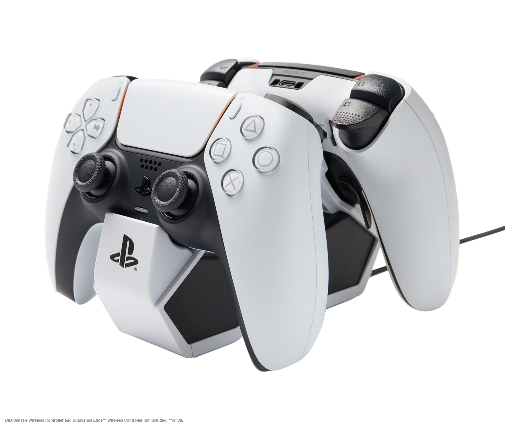 Zwei weiße und schwarze PlayStation 5-Controller auf einer Ladestation. Die Controller sind zum Betrachter hin abgewinkelt.