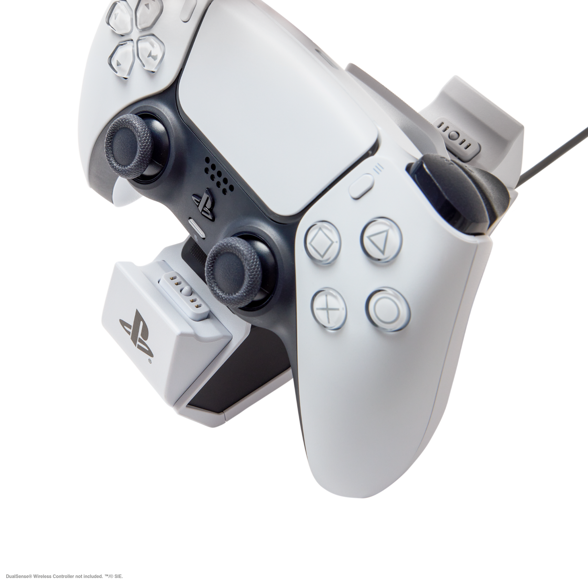 Weiß-schwarzer Playstation 5-Controller mit angeschlossener Ladestation. Knöpfe und Joystick sind sichtbar.