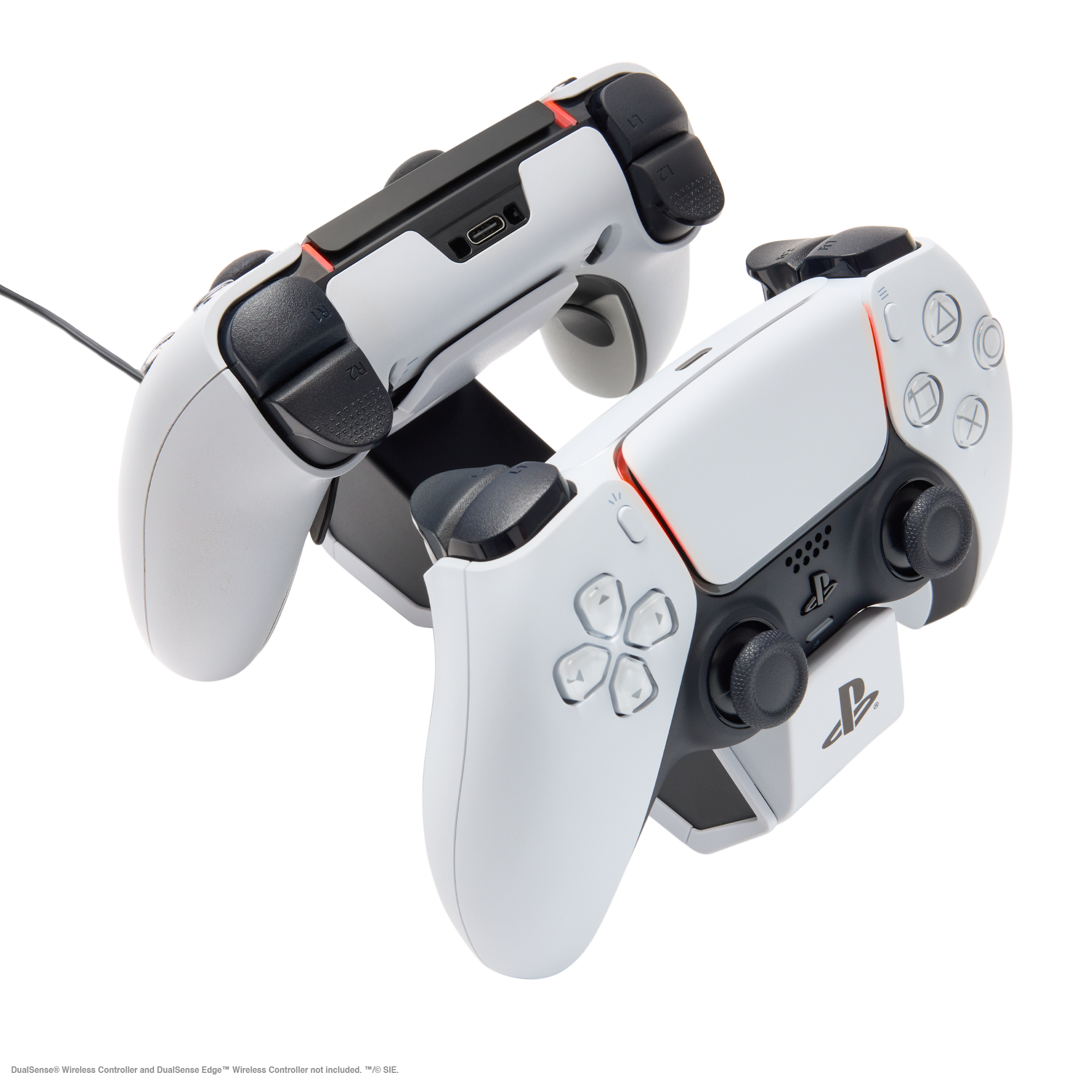 Zwei weiße PlayStation 5-Controller auf einer weißen Oberfläche. Einer ist angewinkelt, der andere ruht. Schwarze Knöpfe und rote Akzente.
