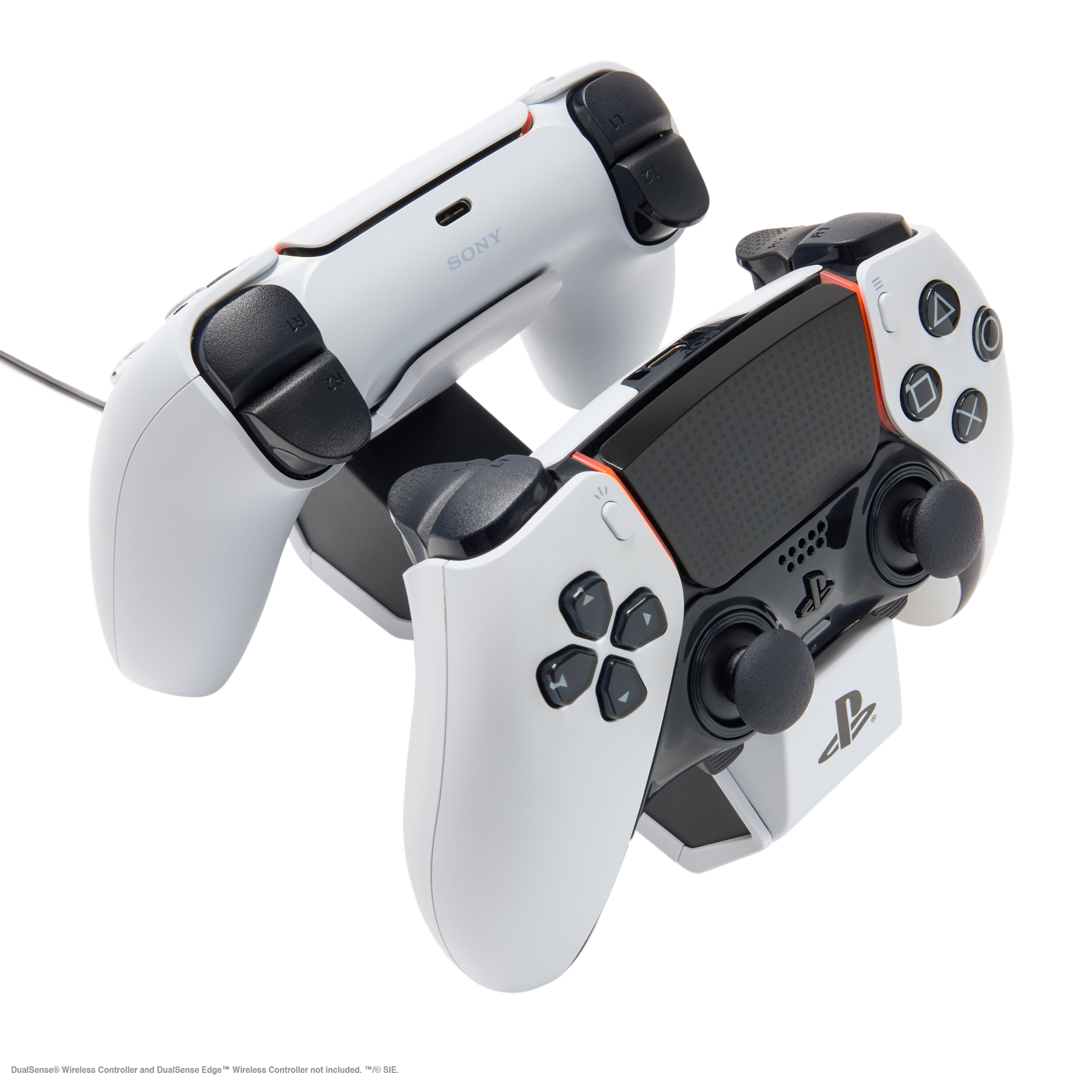 Zwei weiße und schwarze Sony PlayStation-Controller sind angeordnet. Einer liegt auf dem anderen, mit sichtbaren Knöpfen und Joysticks.