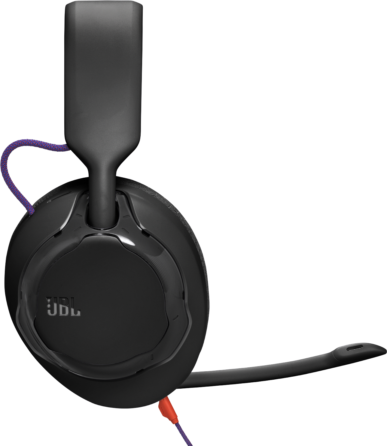 Fekete JBL gaming headset. Lila és narancssárga kábel. A mikrofon a bal fülhallgatóból nyúlik ki. Fekete háttér.