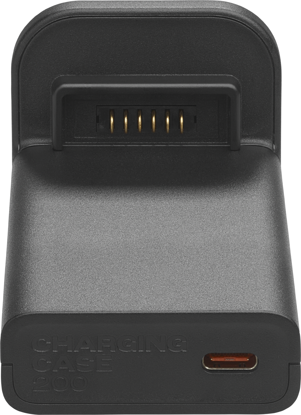 Egy fekete töltőtok USB-C porttal és arany színű csapokkal. A "CHARGING CASE 200" felirat látható a tokon.