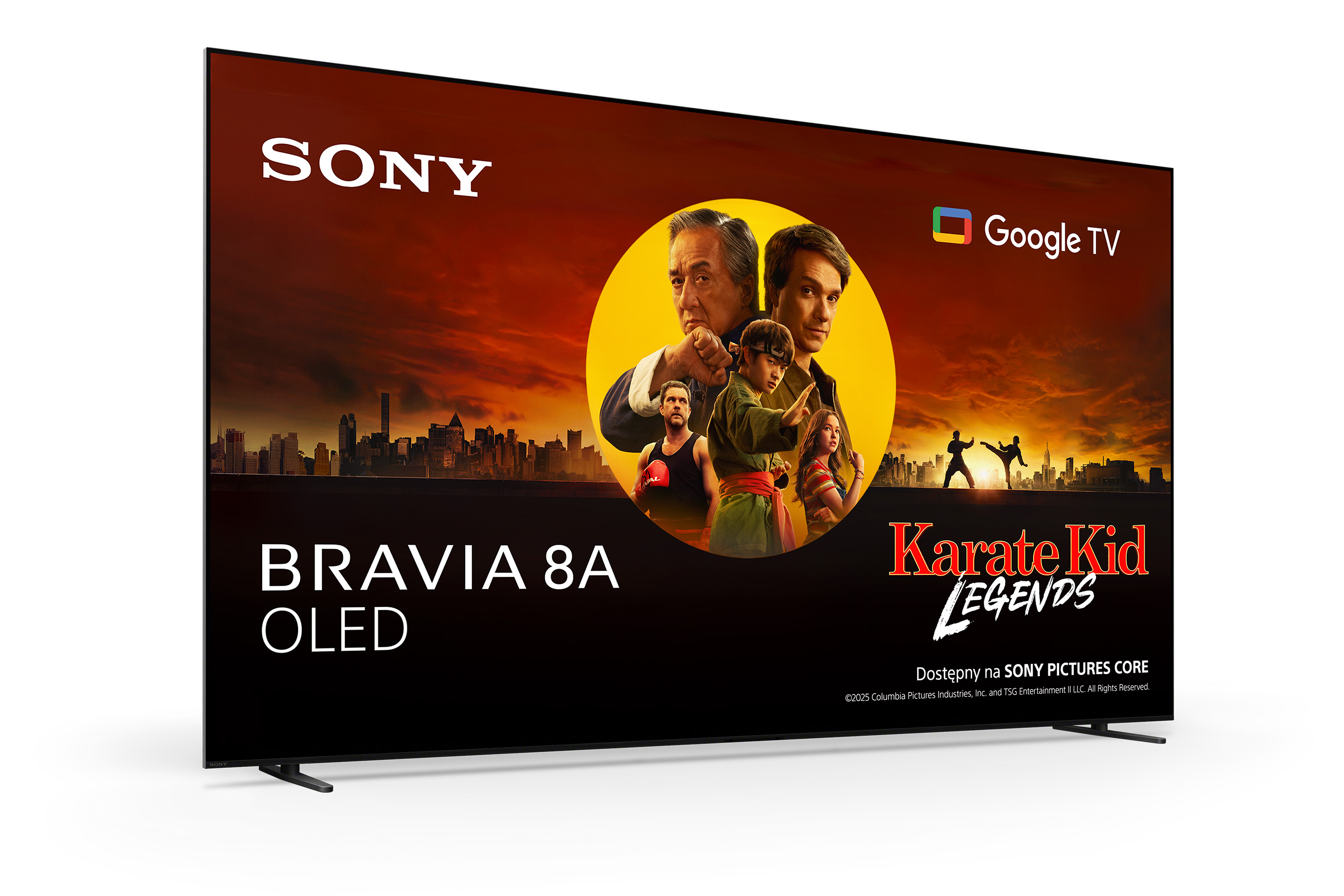 Telewizor Sony Bravia OLED wyświetla plakat filmu Karate Kid: Legends. Tłem jest krajobraz miejski o zachodzie słońca.