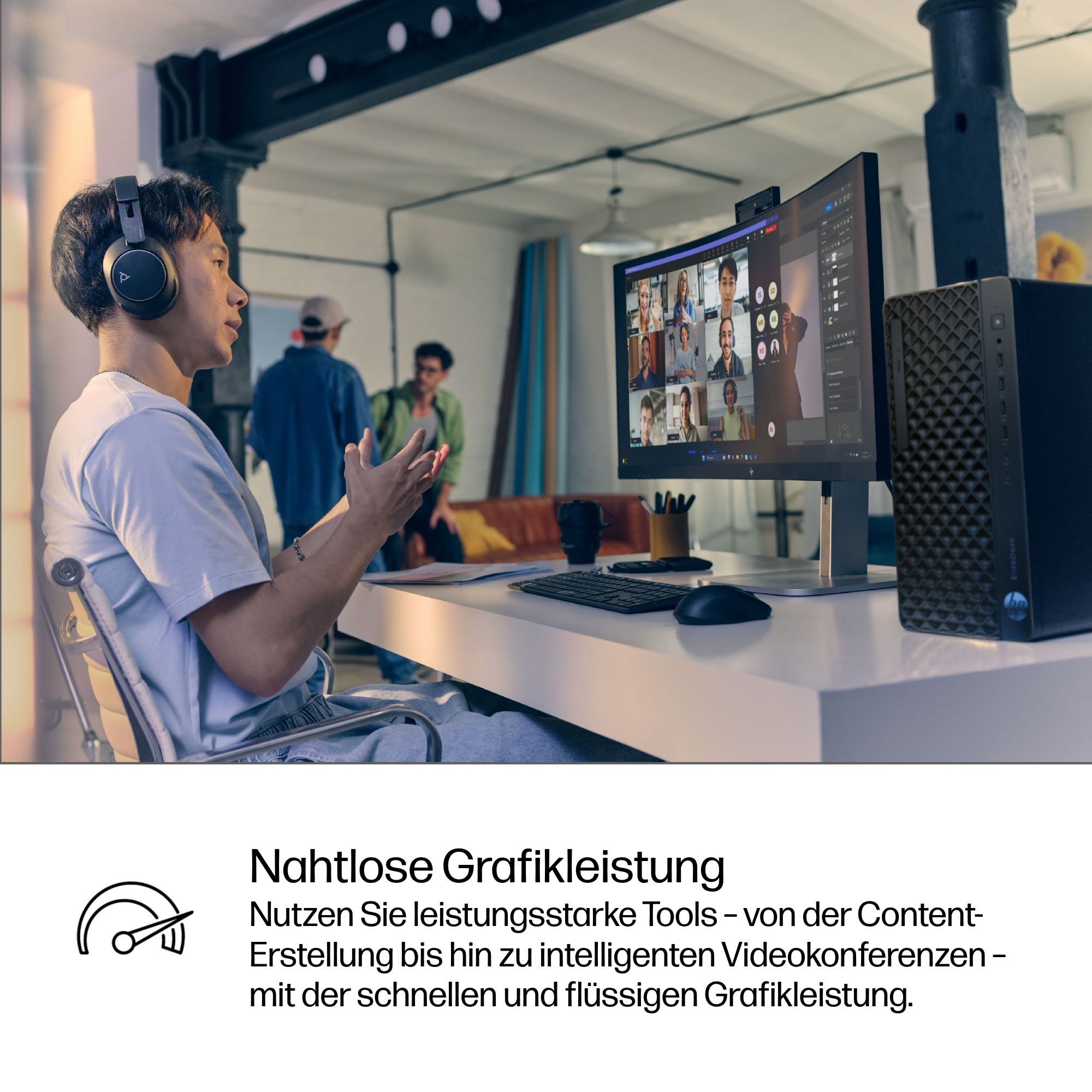 Mann mit Kopfhörern gestikuliert während eines Videoanrufs. Ein Desktop und andere Personen sind ebenfalls im Raum.