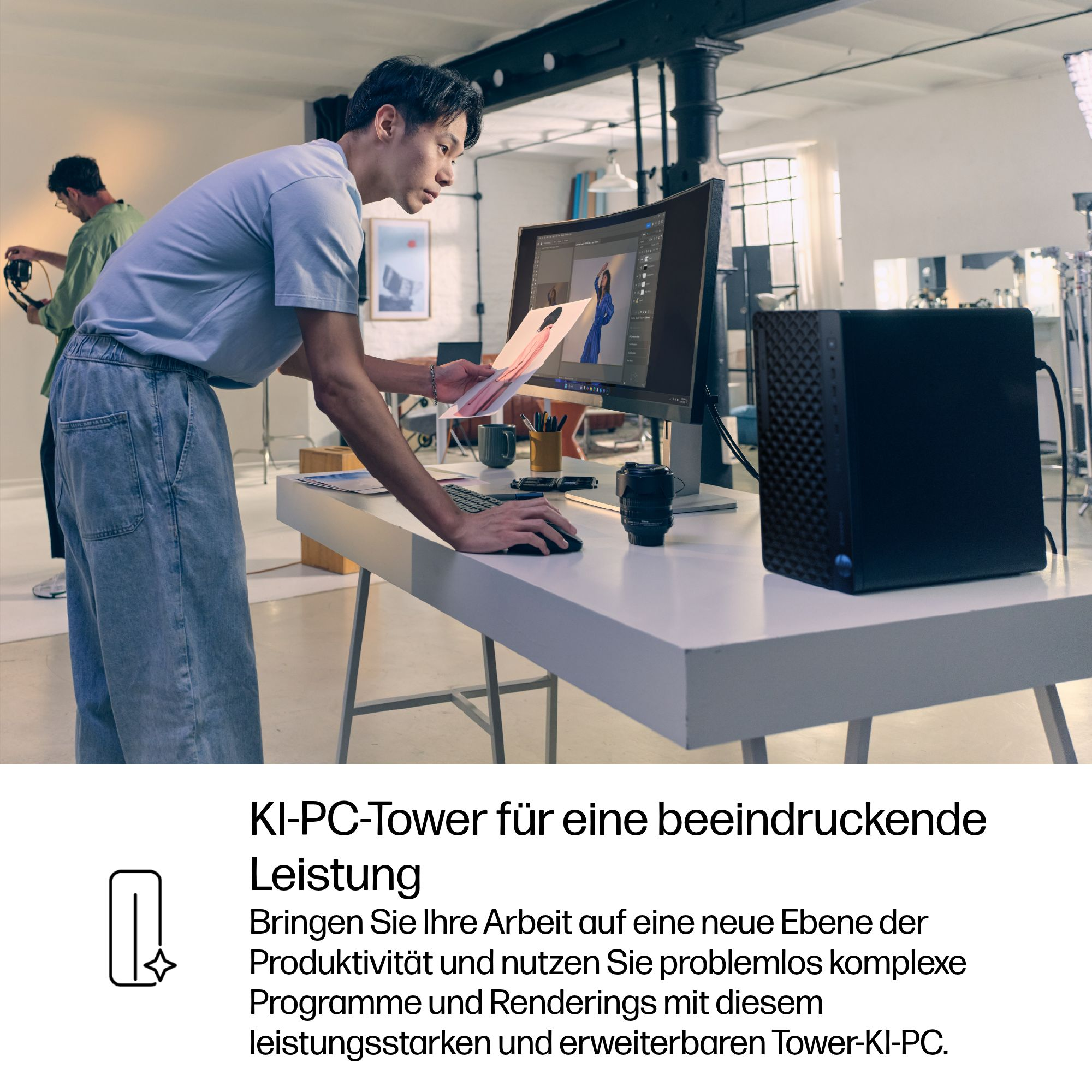 Ein Mann betrachtet ein Foto neben einem Computer, der das Bild einer Frau anzeigt. Ein schwarzer Tower-PC steht daneben. Ein anderer Mann ist im Hintergrund.