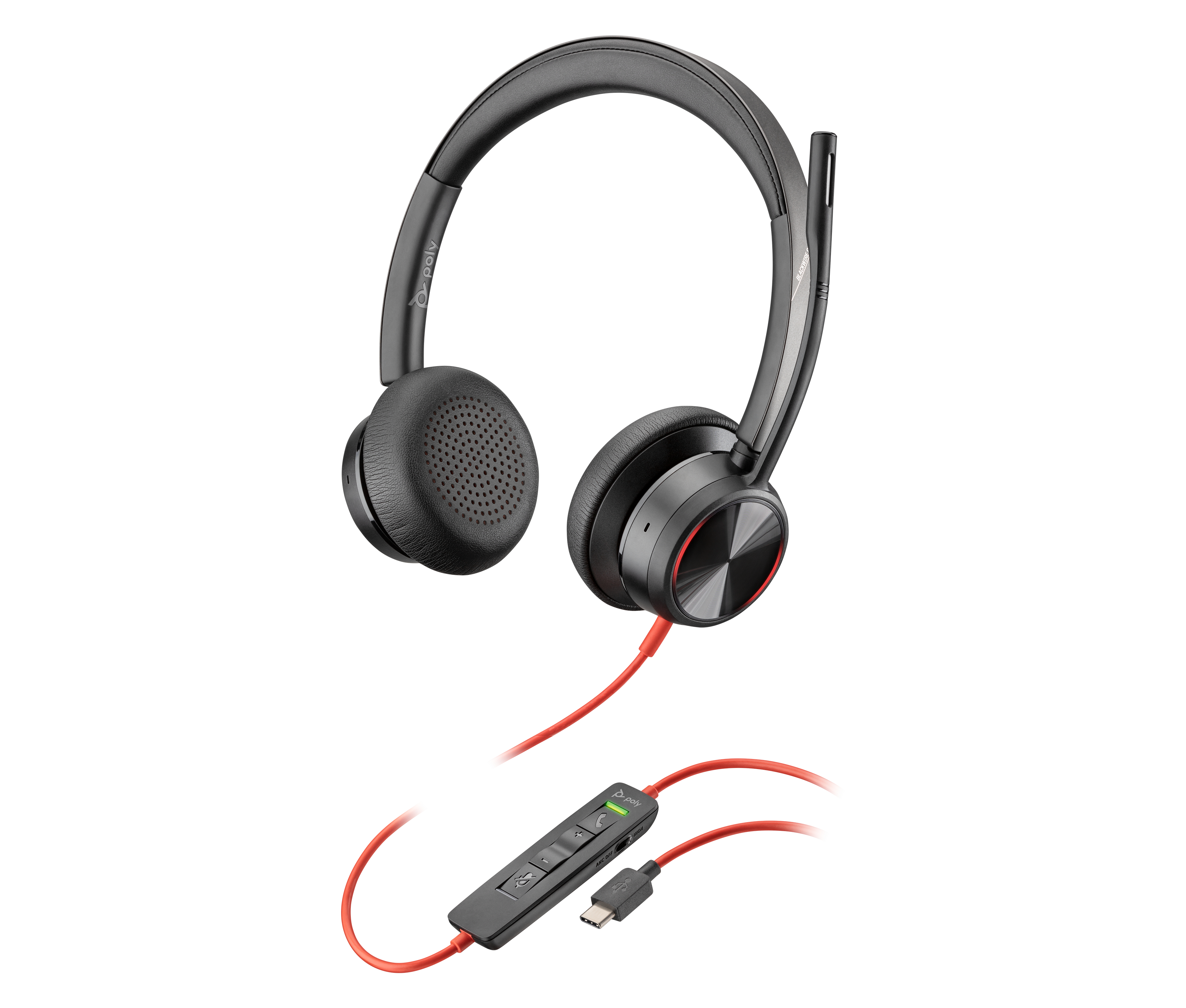 Schwarzes Headset mit roten Akzenten, einem Mikrofon und einem Bedienfeld mit USB-C-Anschluss. Alles auf weißem Hintergrund.