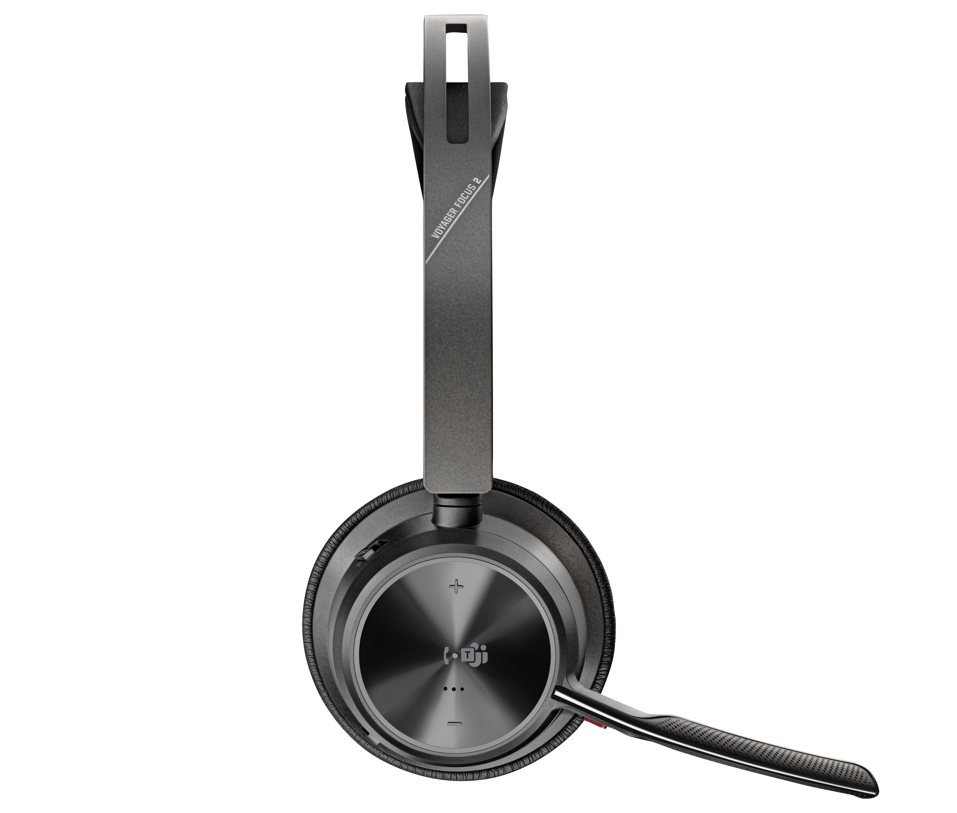 Ein graues Voyager Focus 2 Headset mit Mikrofon und einer Teams-Taste am Ohrhörer. Der Hintergrund ist weiß.