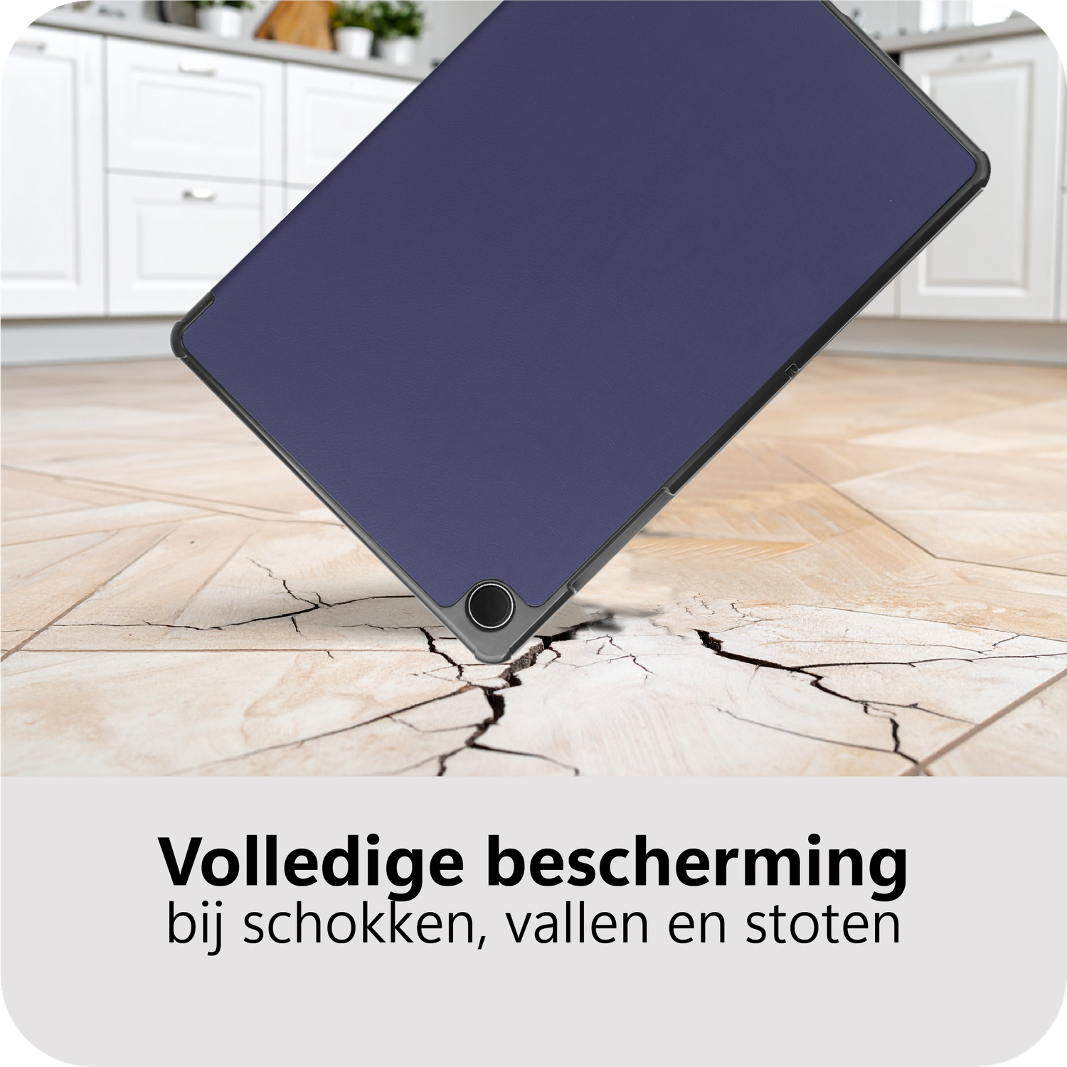 Een tablet in een donkerblauwe hoes lijkt te vallen. De vloer scheurt eronder, met witte kasten op de achtergrond.