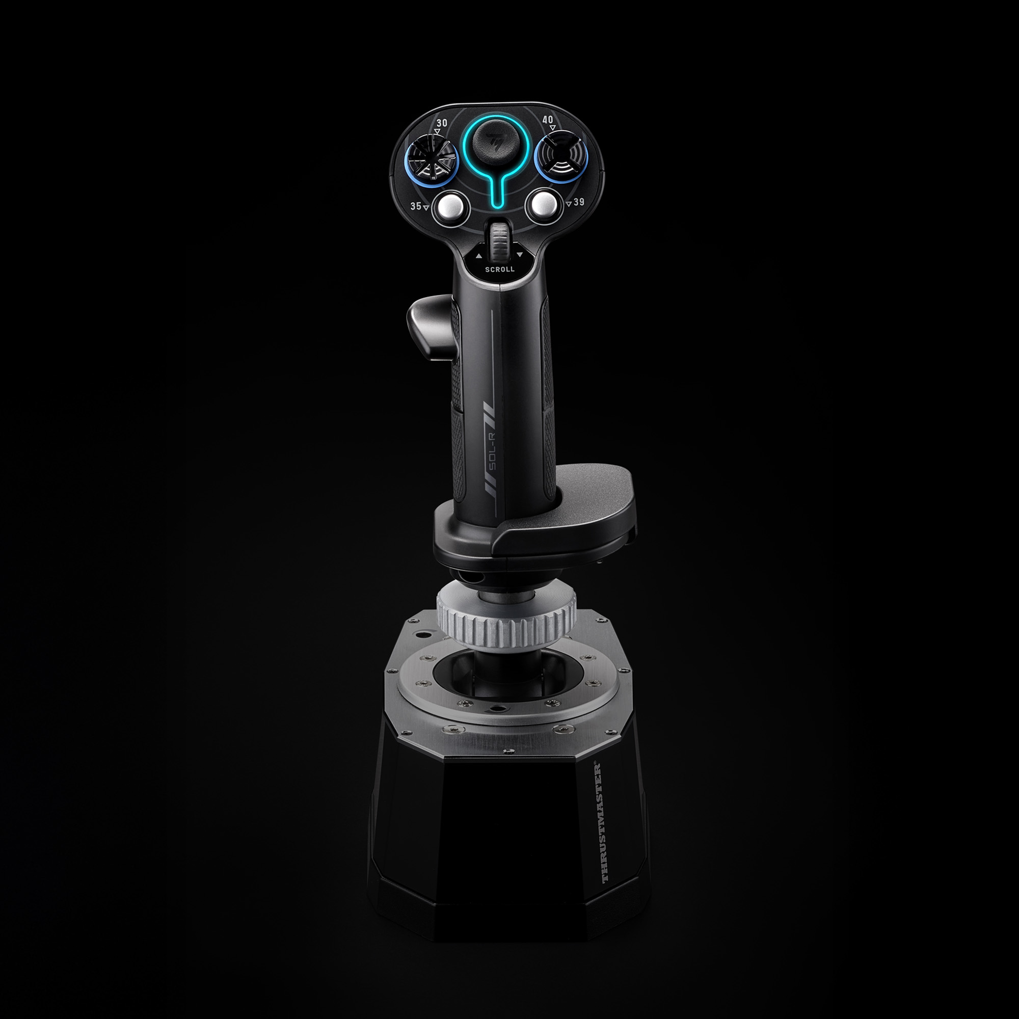 Ein schwarzer Joystick mit silberner Basis, Knöpfen und Scrollrad sowie einem blau beleuchteten Bedienfeld oben vor schwarzem Hintergrund.