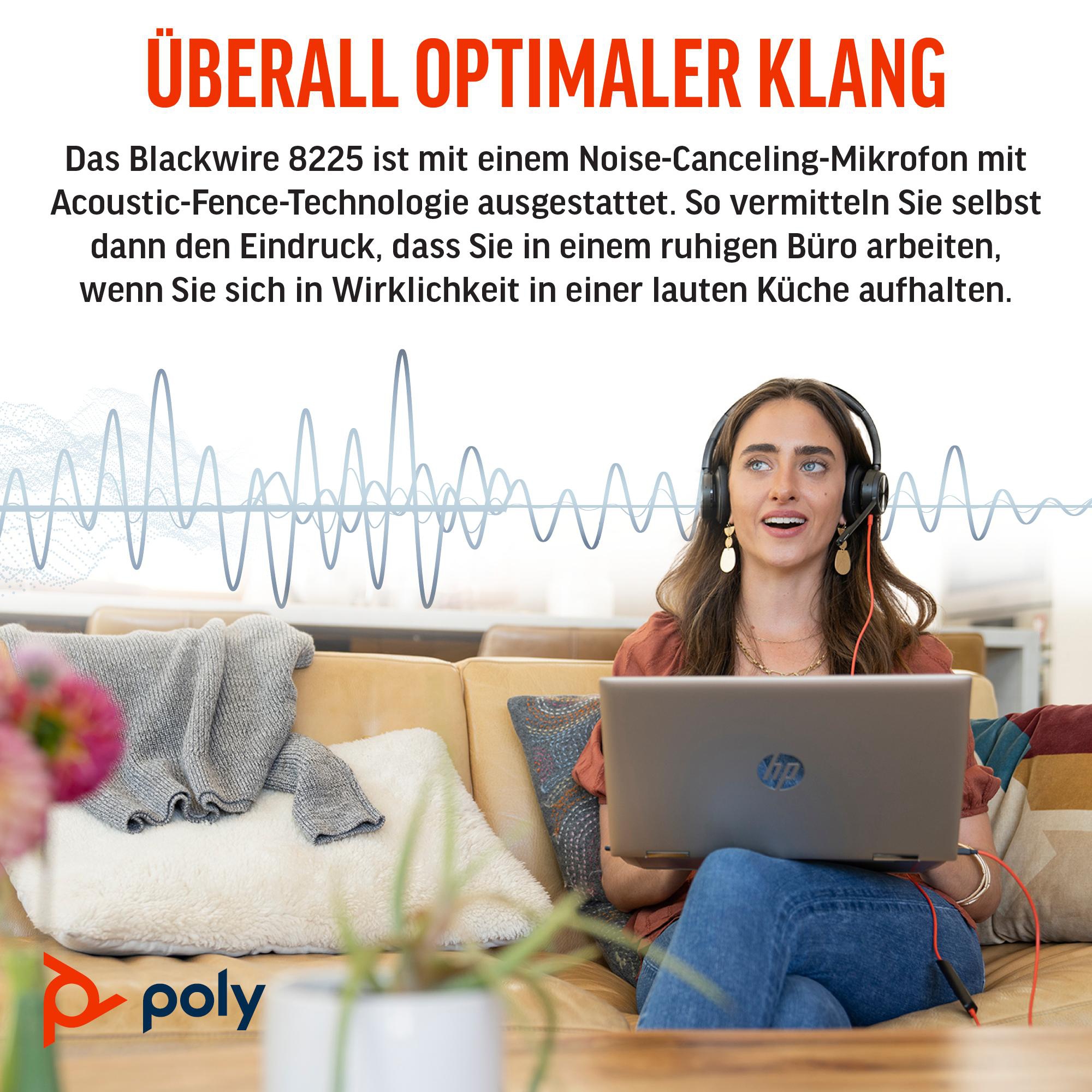 Eine Frau mit Kopfhörern benutzt einen Laptop auf einem Sofa. Text sagt 'Optimaler Klang überall'.