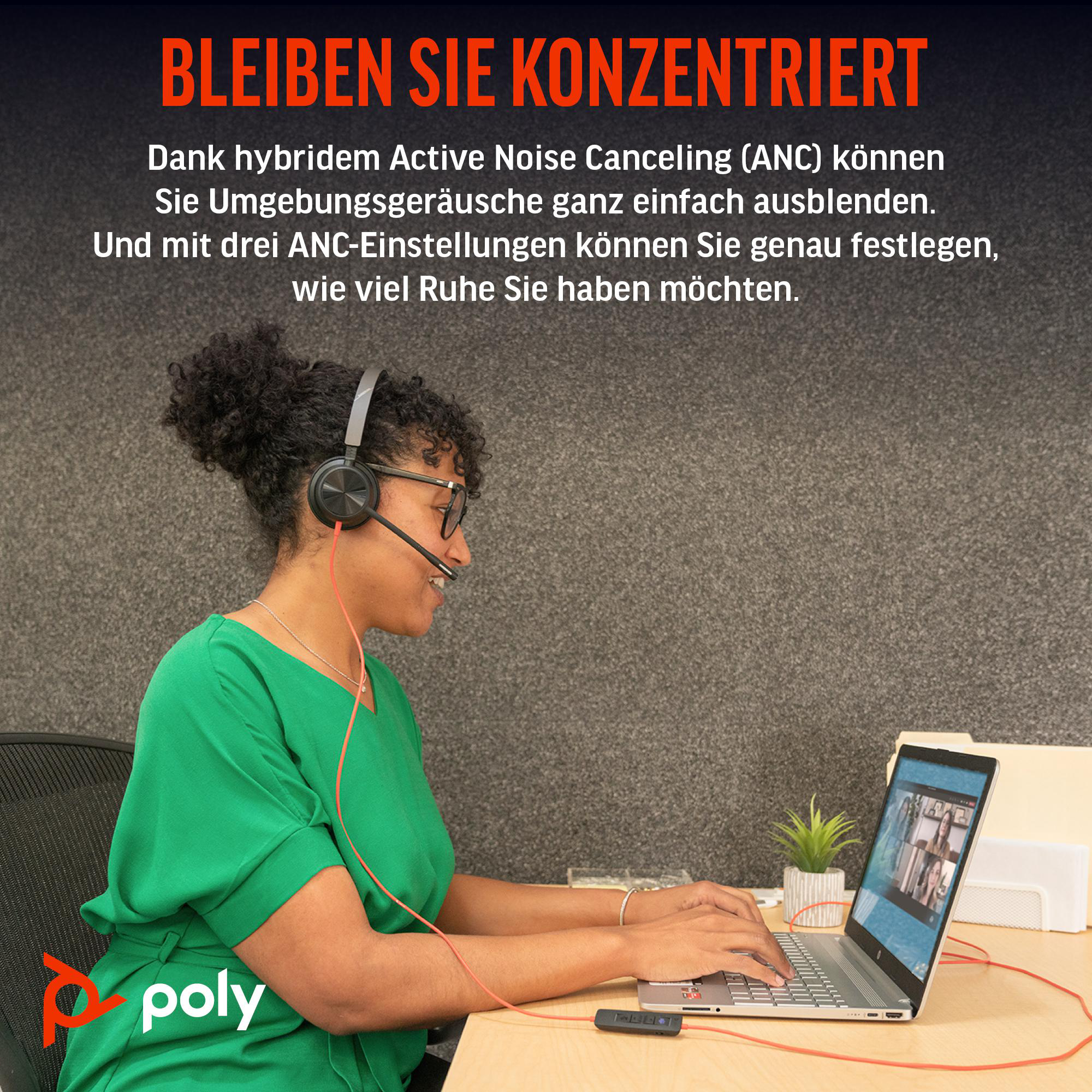 Frau mit Headset, Laptop im Videoanruf, grünes Hemd, Hintergrund mit Text über Geräuschunterdrückung.