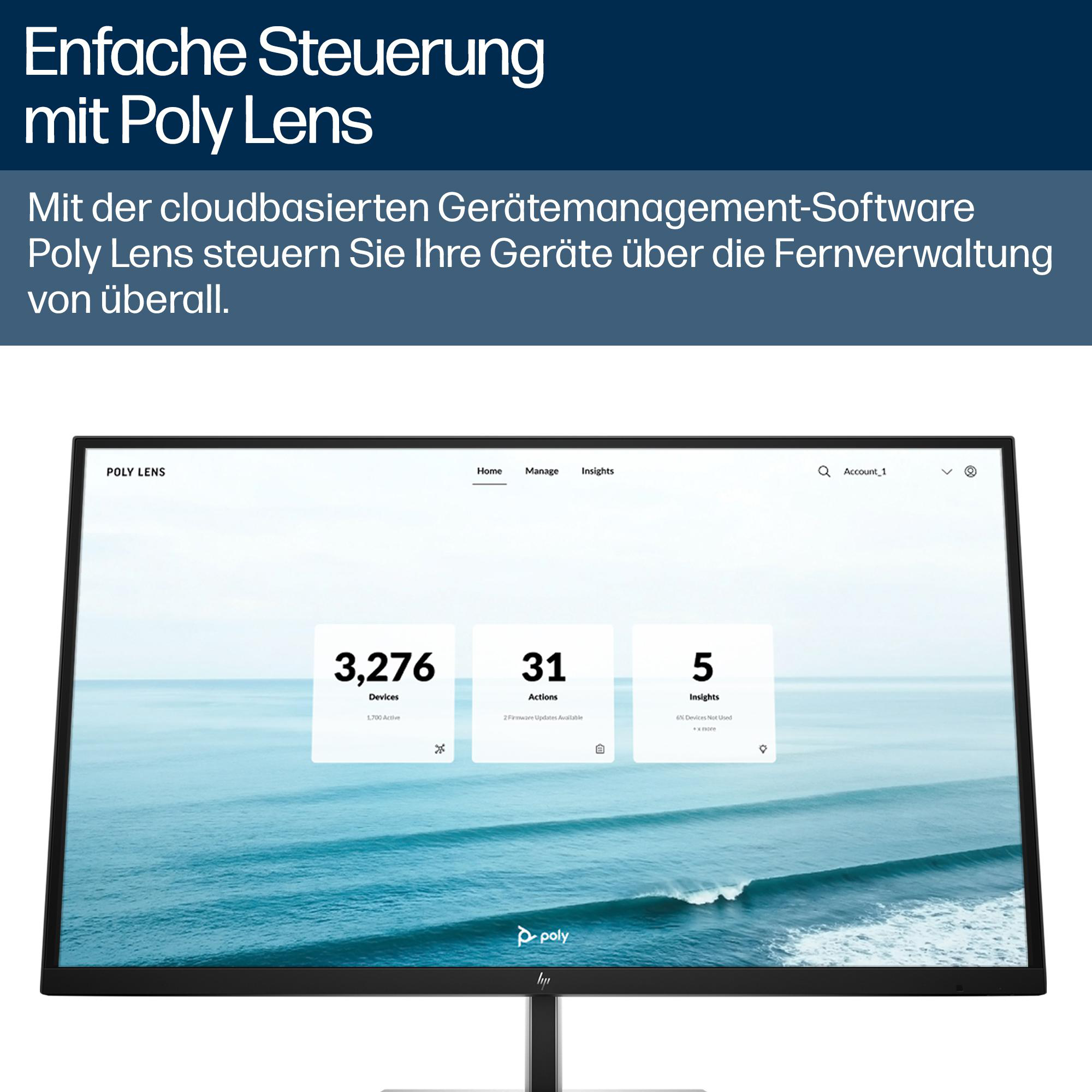 Ein Computermonitor zeigt die Poly Lens-Oberfläche. Es werden Gerätedaten, Aktionen und Erkenntnisse angezeigt. Der Hintergrund ist eine Meereslandschaft.