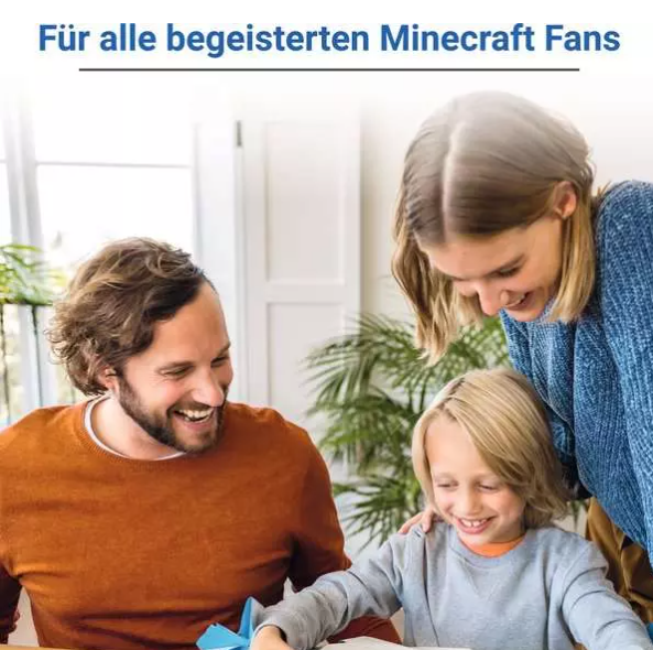 Dreiköpfige Familie lächelt. Der Vater trägt Orange, die Mutter Blau und das Kind Grau. Sie schauen sich etwas an.
