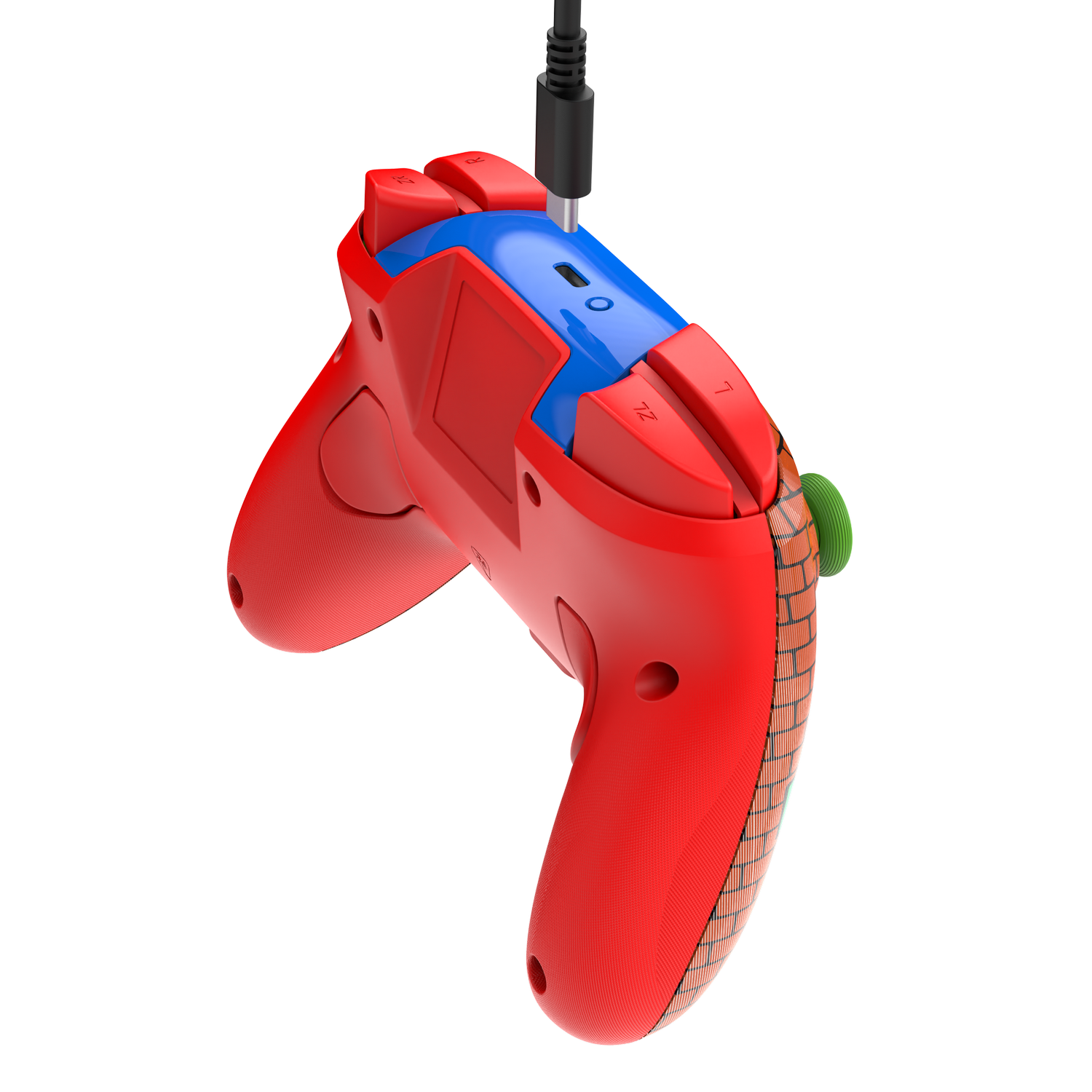 Mando de juego rojo y azul con cable de carga negro sobre fondo gris. Se ven botones y detalles.