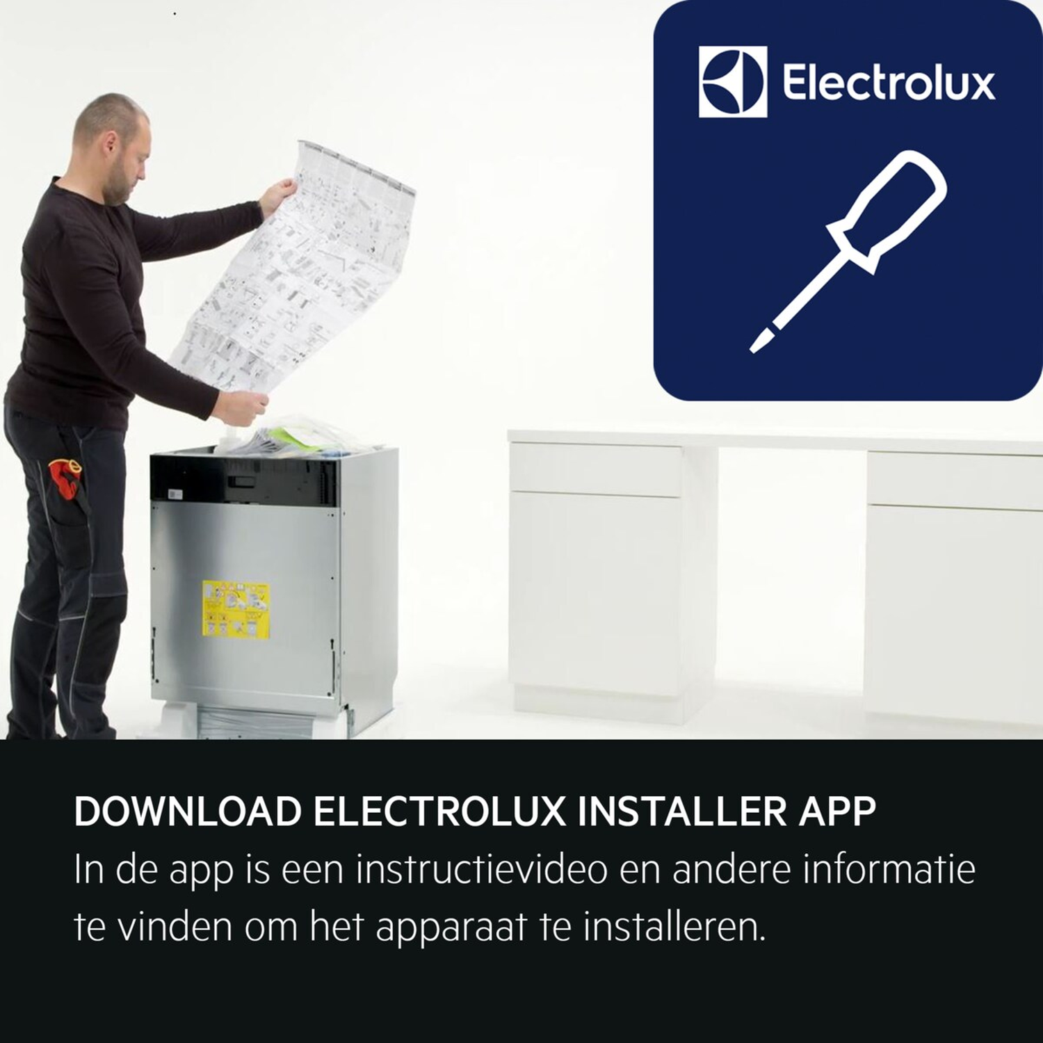 Een man installeert een vaatwasser, houdt een blauwdruk vast. Electrolux logo rechtsboven. Tekst: Download Electrolux Installer App.
