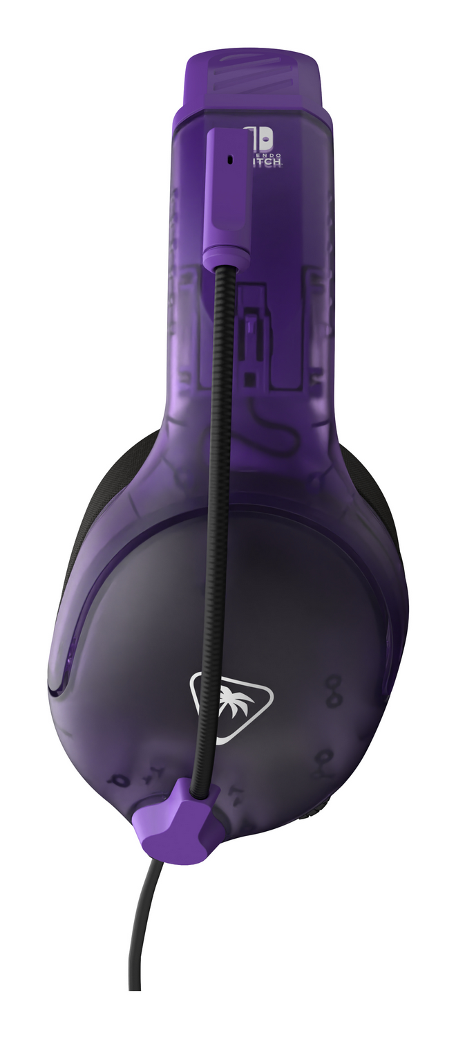 Unos auriculares para juegos morados con un micrófono negro flexible. Los auriculares tienen un diseño morado transparente. Fondo blanco.