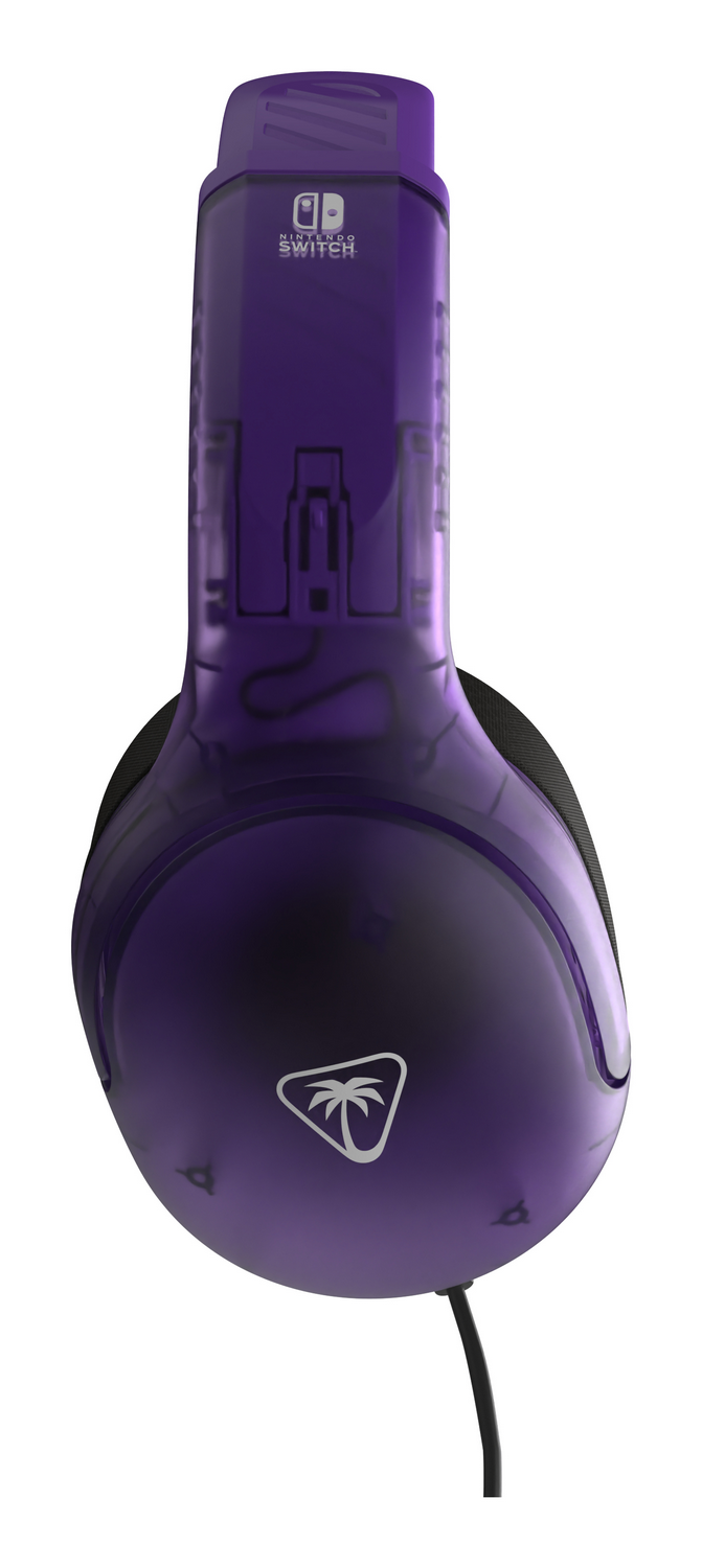 Un auricular morado para Nintendo Switch. El auricular tiene un diseño transparente, con un logotipo y un cable.