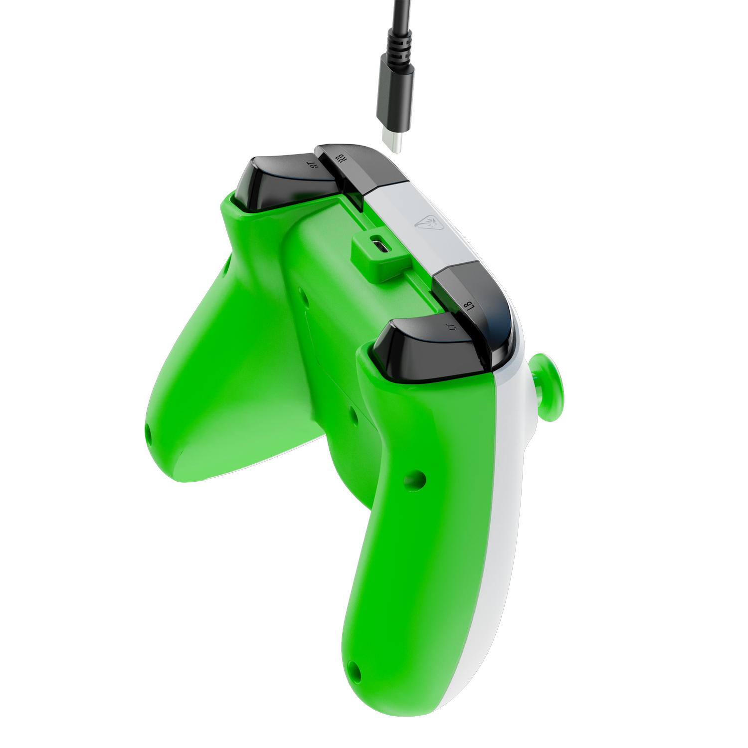 Un mando de juegos verde y blanco está en ángulo. Un cable negro con conector USB-C flota encima, como si estuviera enchufado. Fondo gris.