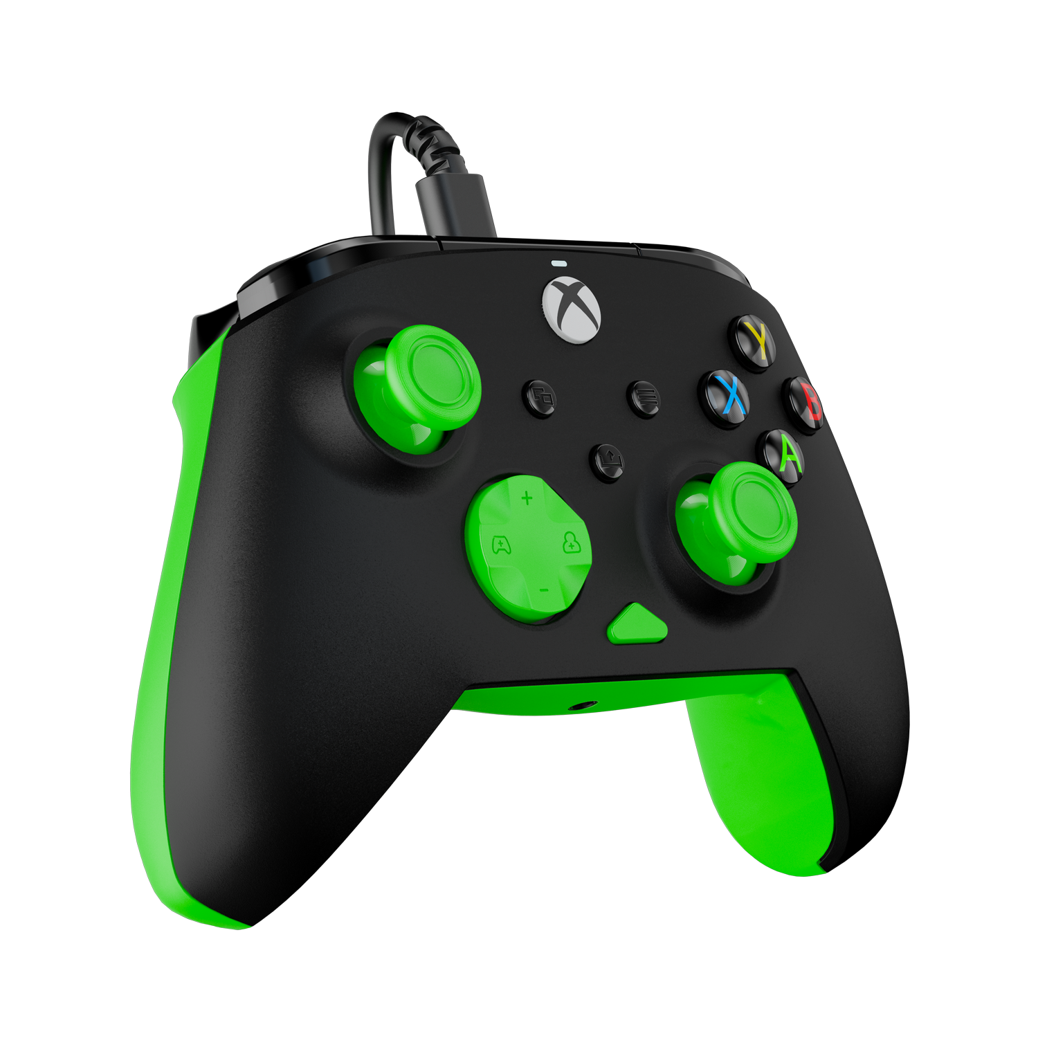 Mando Xbox con cuerpo negro y detalles verdes. Con palancas y botones verdes. Un cable conectado en la parte superior.