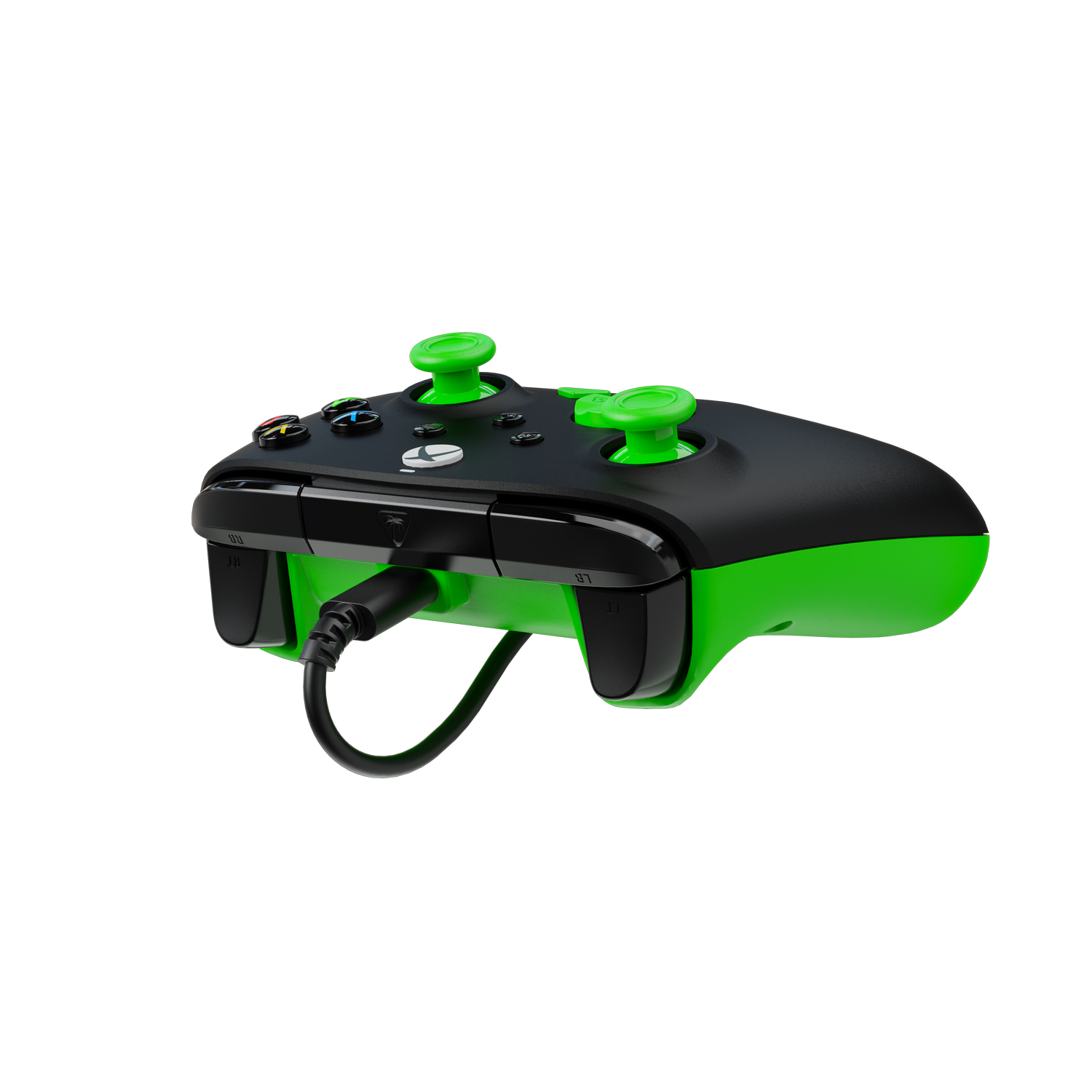 Mando de Xbox, negro y verde, conectado por cable. Joysticks, botones y detalles verdes. Fondo gris.