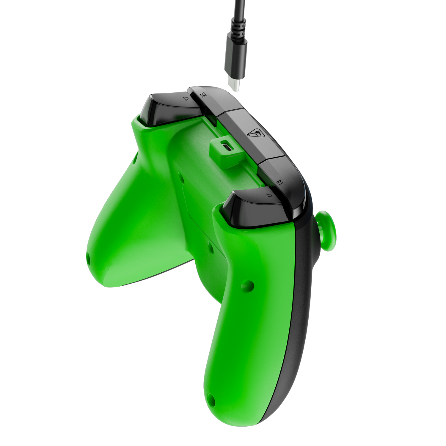 Un mando de juego verde y negro con un cable USB-C enchufado. El mando está sobre un fondo gris.