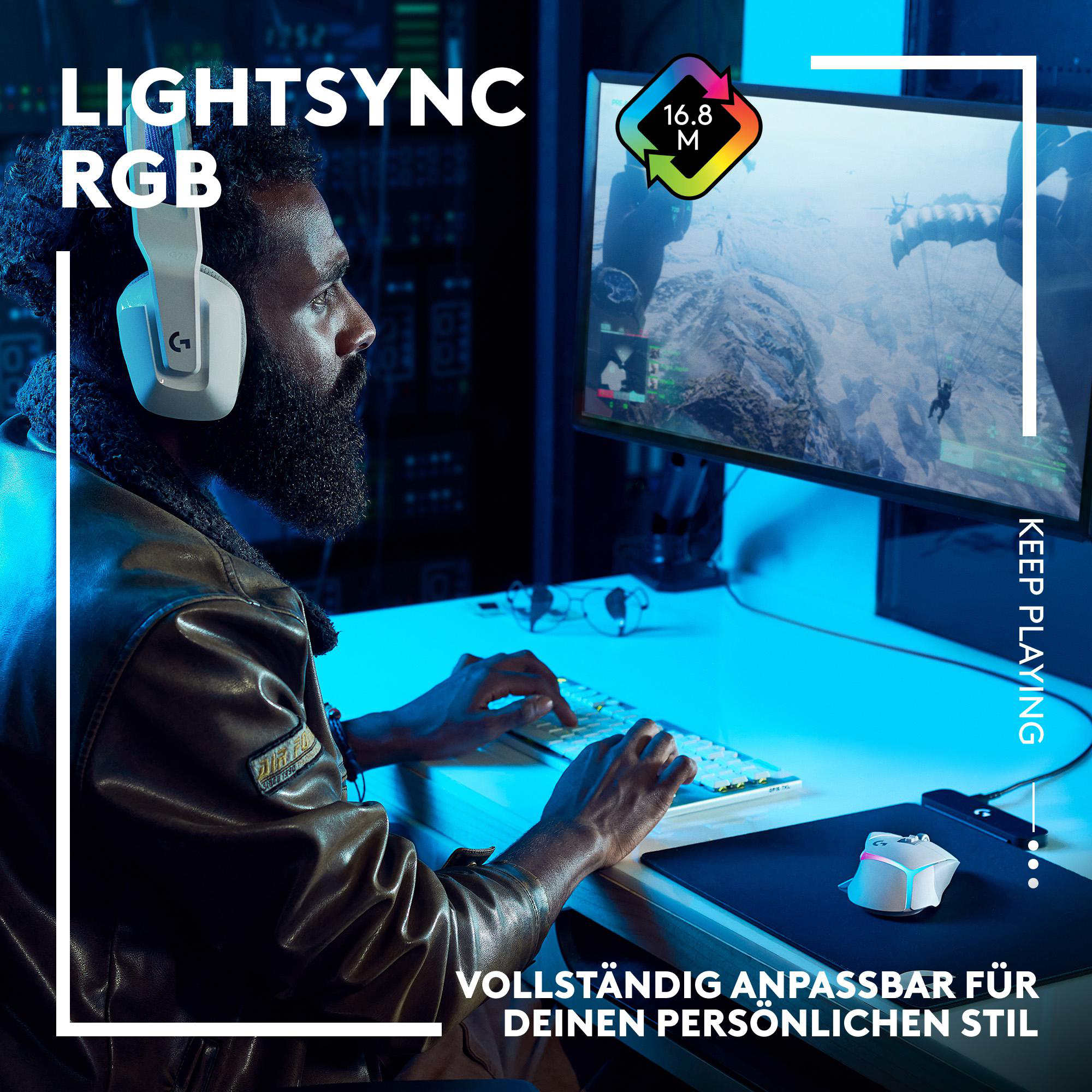 Ein Mann mit Headset spielt ein Spiel am Computer. Lightsync RGB steht links.