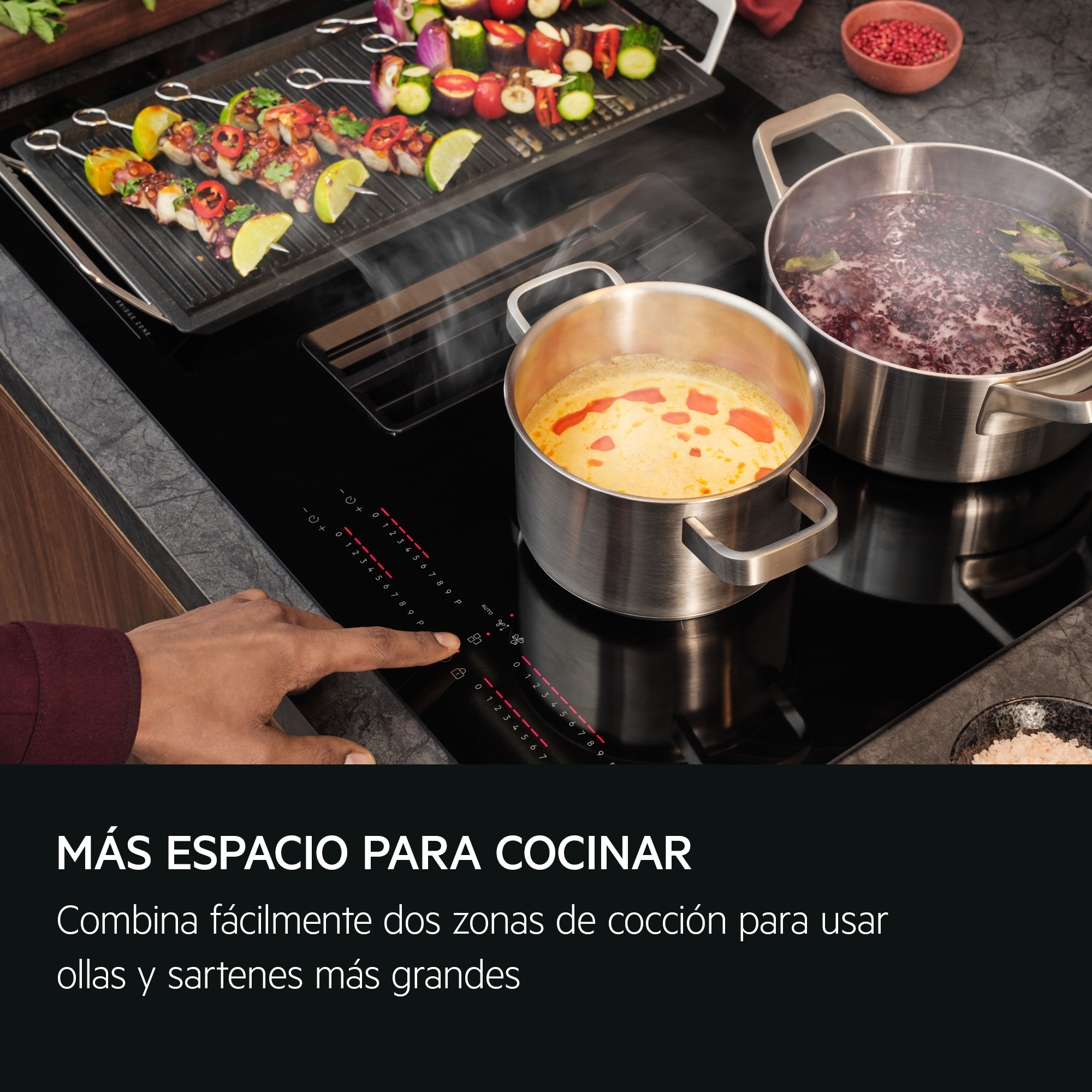 MÁS ESPACIO PARA COCINAR
Combina fácilmente dos zonas de cocción para usar ollas y sartenes más grandes