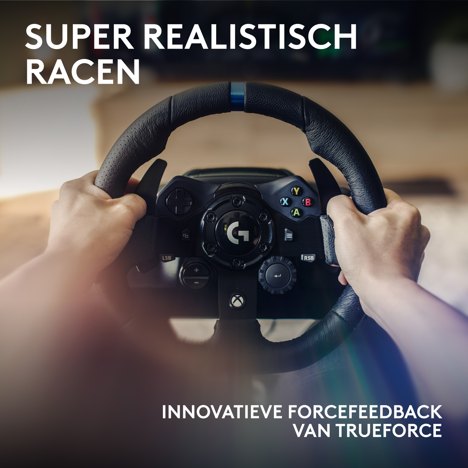 Handen grijpen een zwart stuur met knoppen en logo's. Tekst bovenaan: 'SUPER REALISTISCH RACEN'. Onderaan: 'INNOVATIEVE FORCEFEEDBACK VAN TRUEFORCE'.